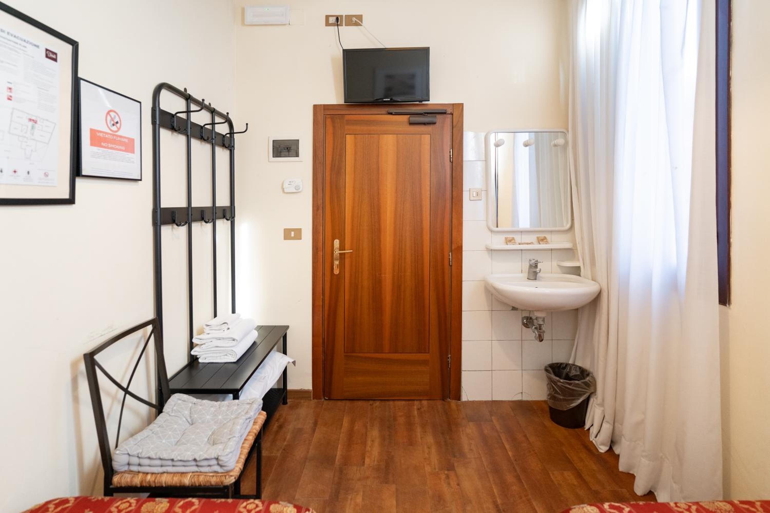Twin Room with Shared Bathroom photo 1