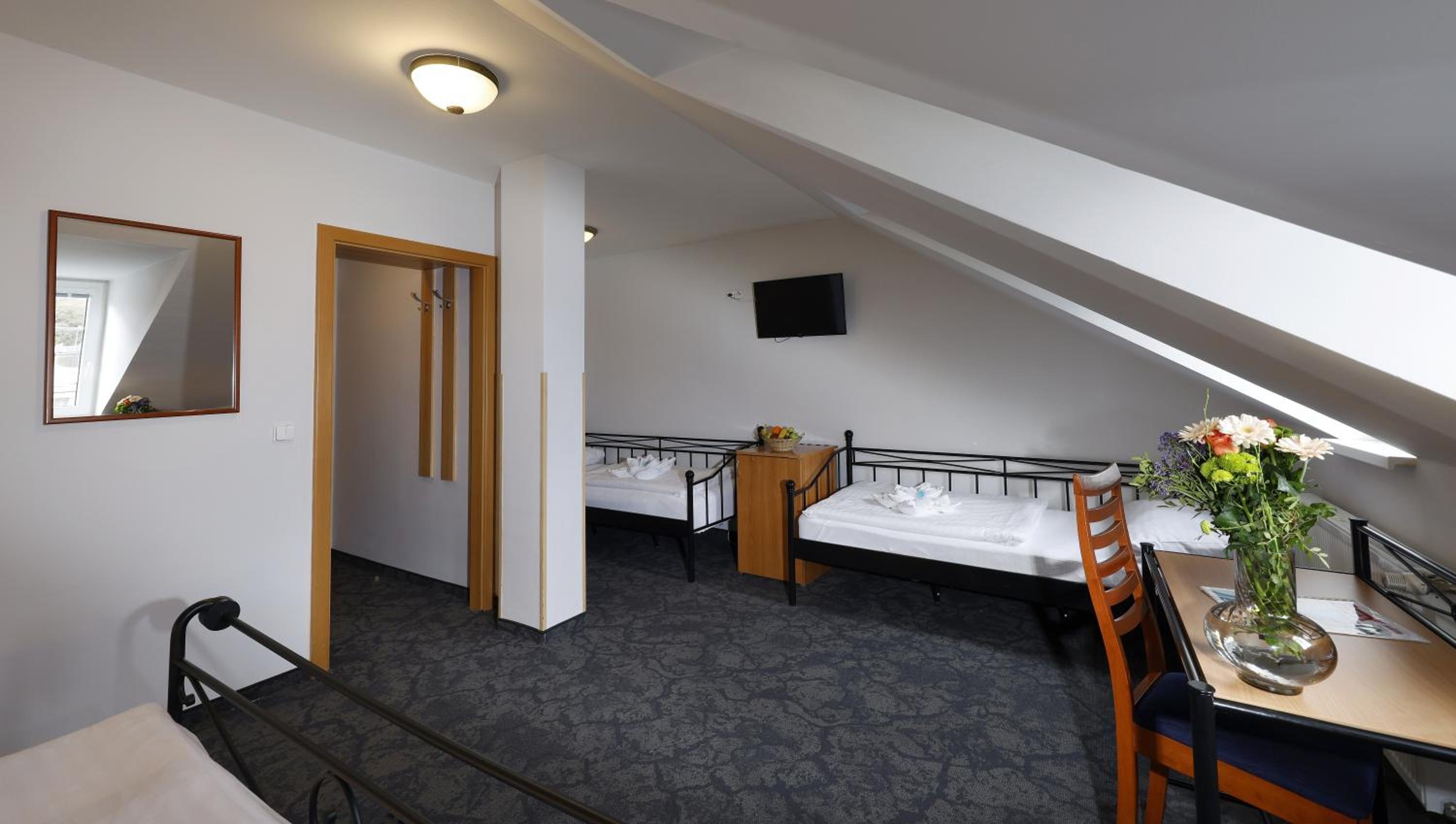 Quadruple Room - Photo 7