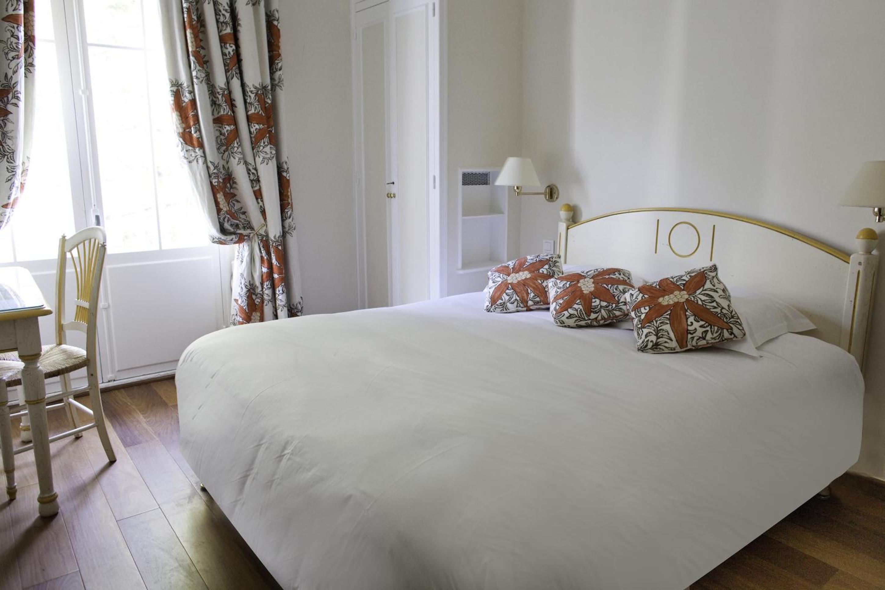 Comfort Queen Room with Balcony and Forest View - Photo 3