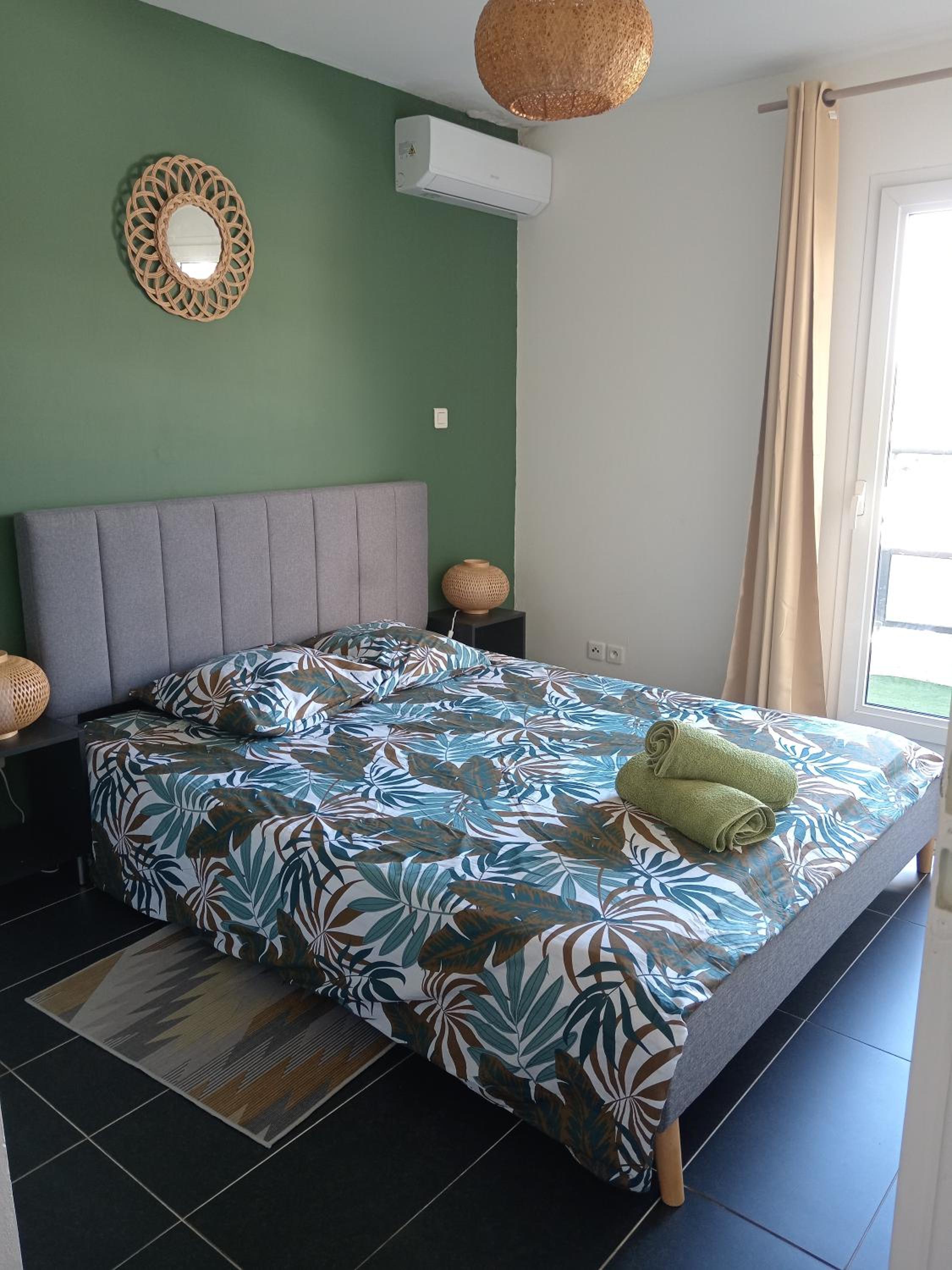 One-Bedroom Apartment photo 1