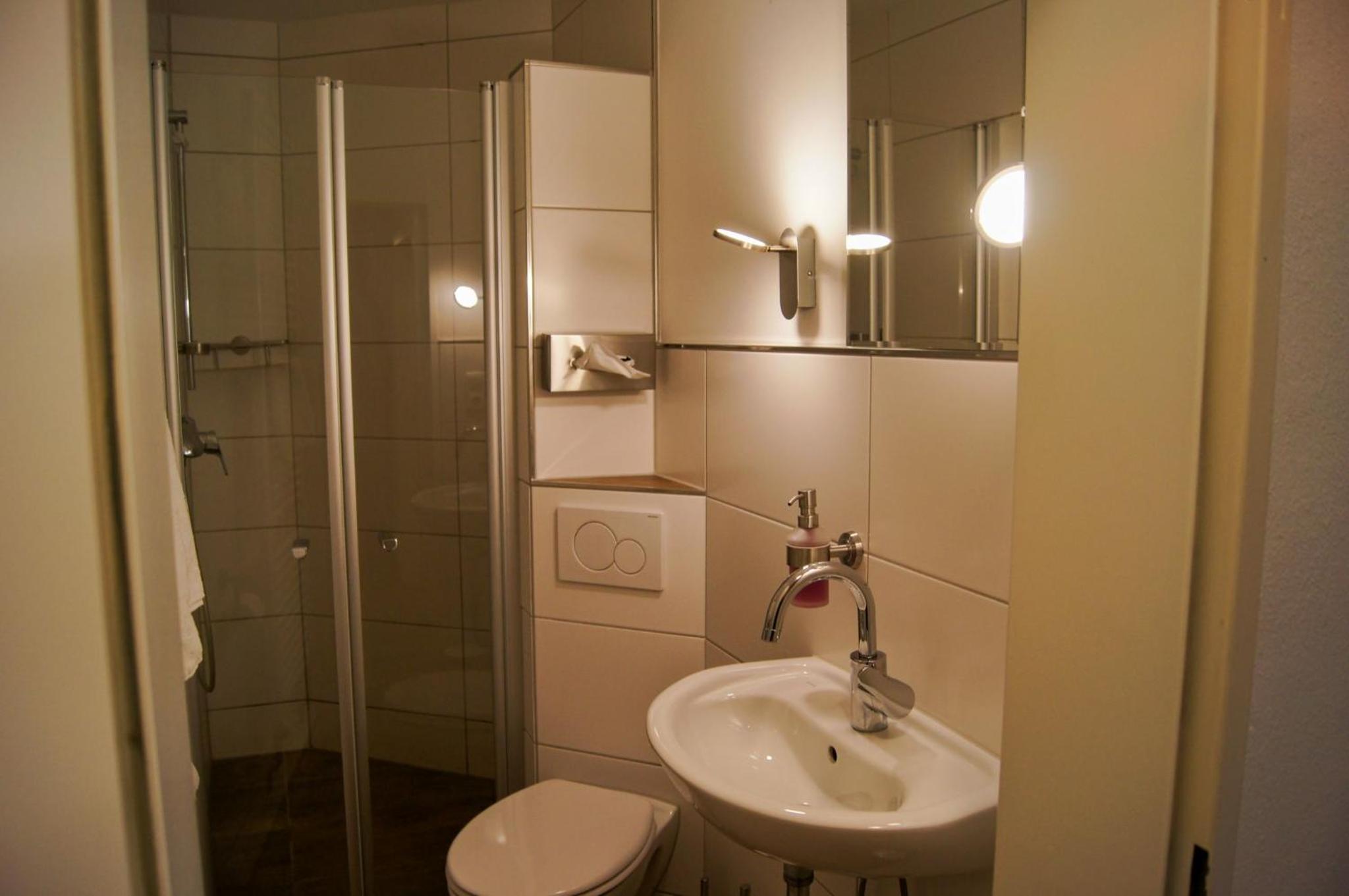 Double Room or Twin room with shared Bathroom photo 3
