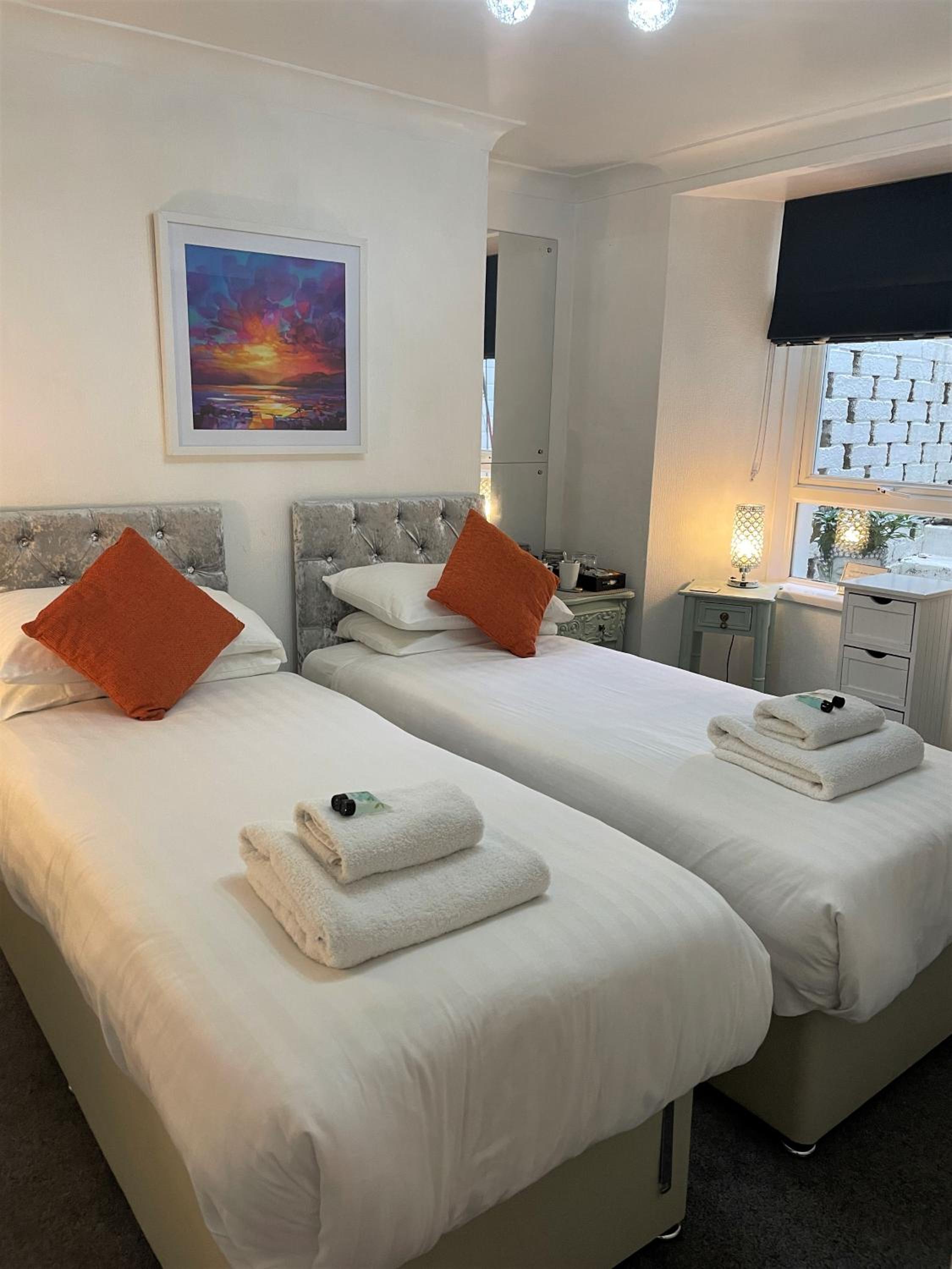 Twin Room with Private Bathroom photo 2