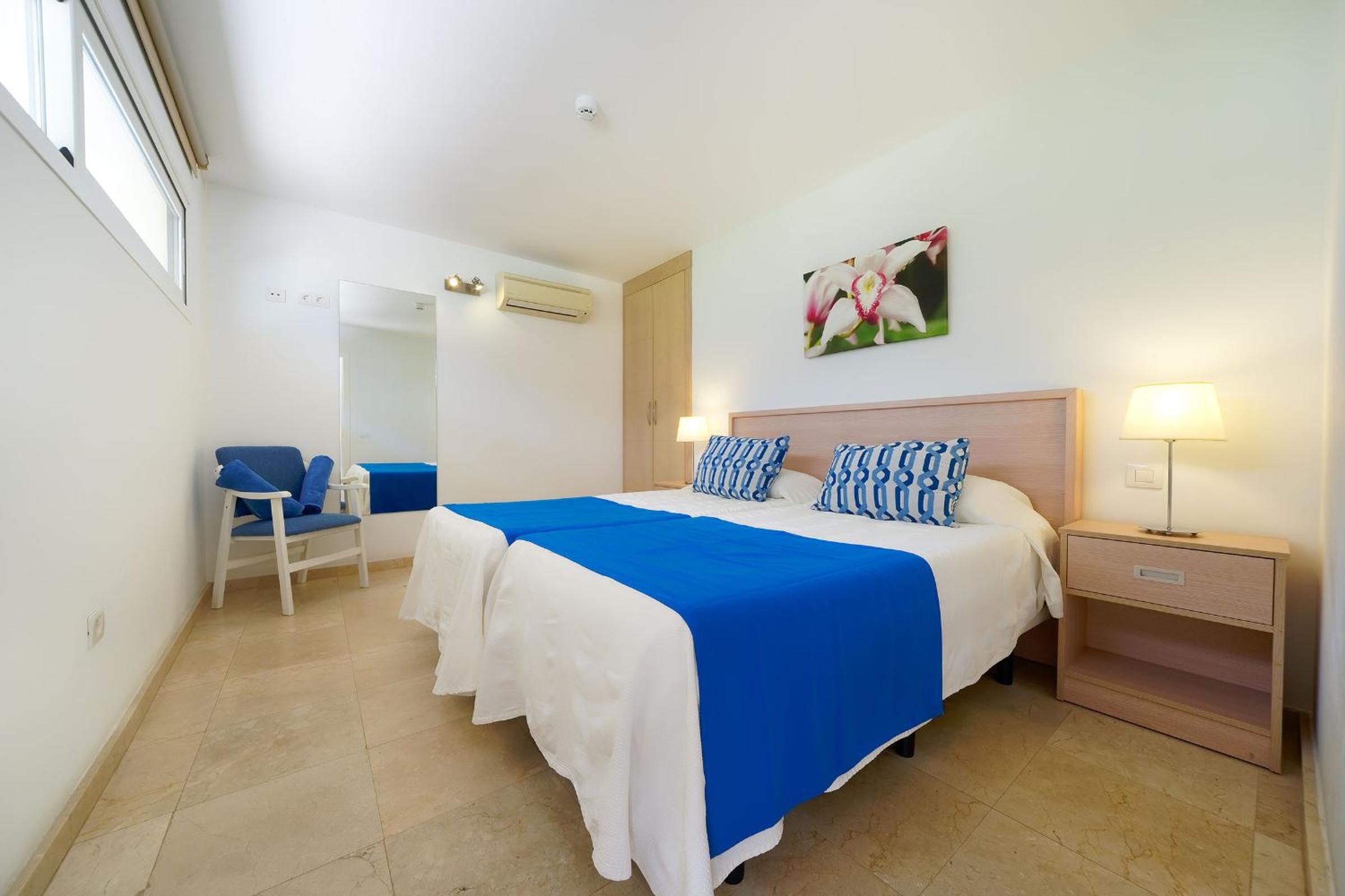 Apartamento de una habitación con vista al mar y balcón.