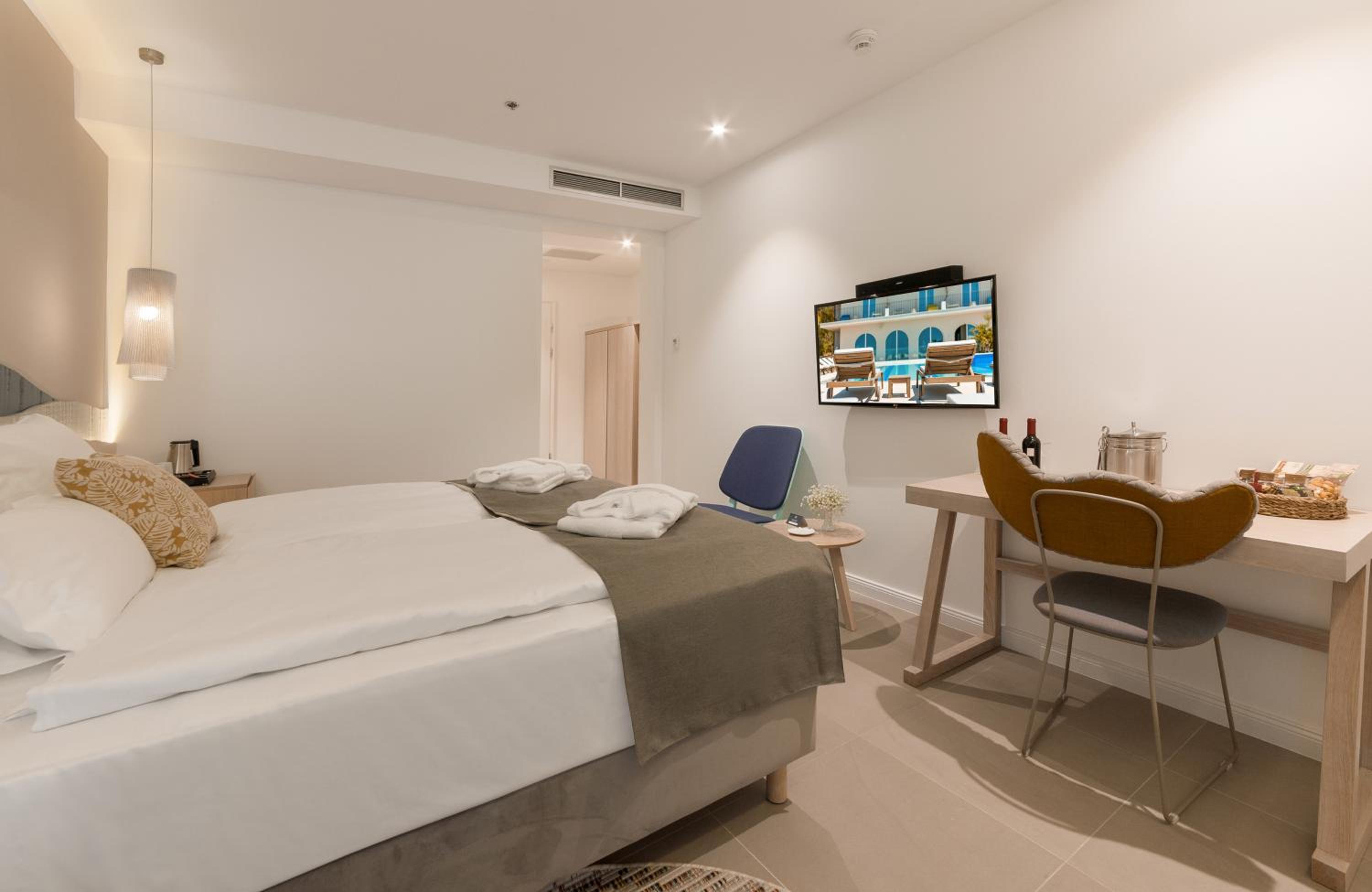 Standard Double Room with Balcony and Sea View photo 3