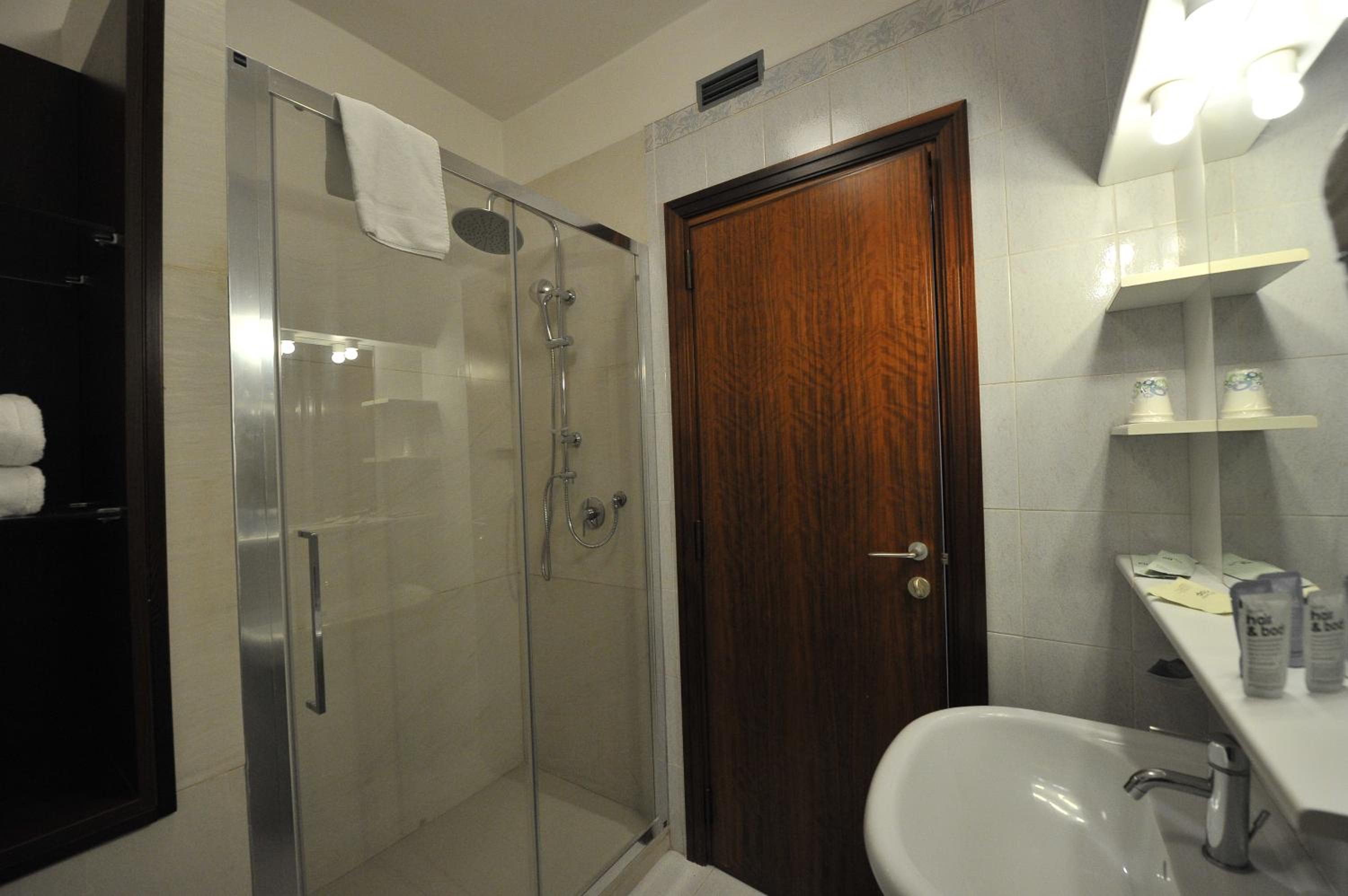 Basic Double or Twin Room - Photo 3