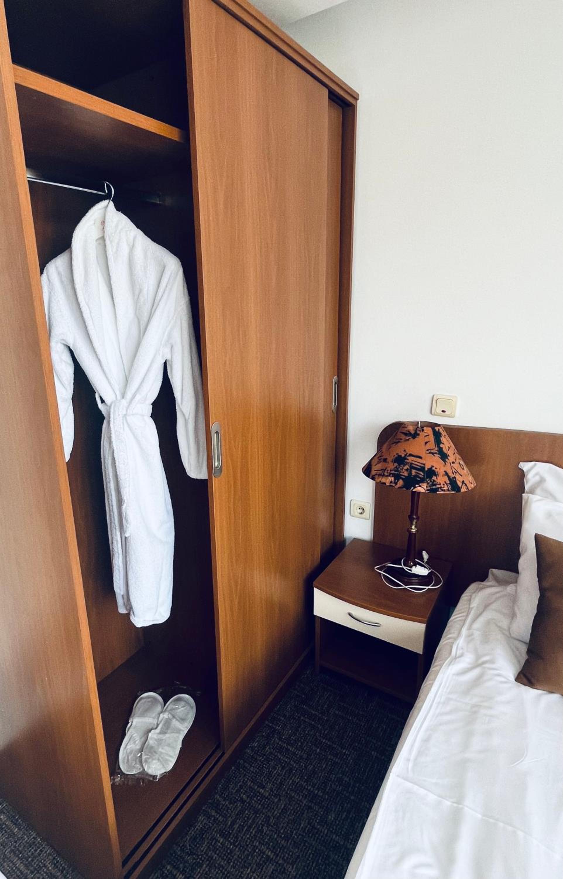 Suite with Bedroom - Photo 5