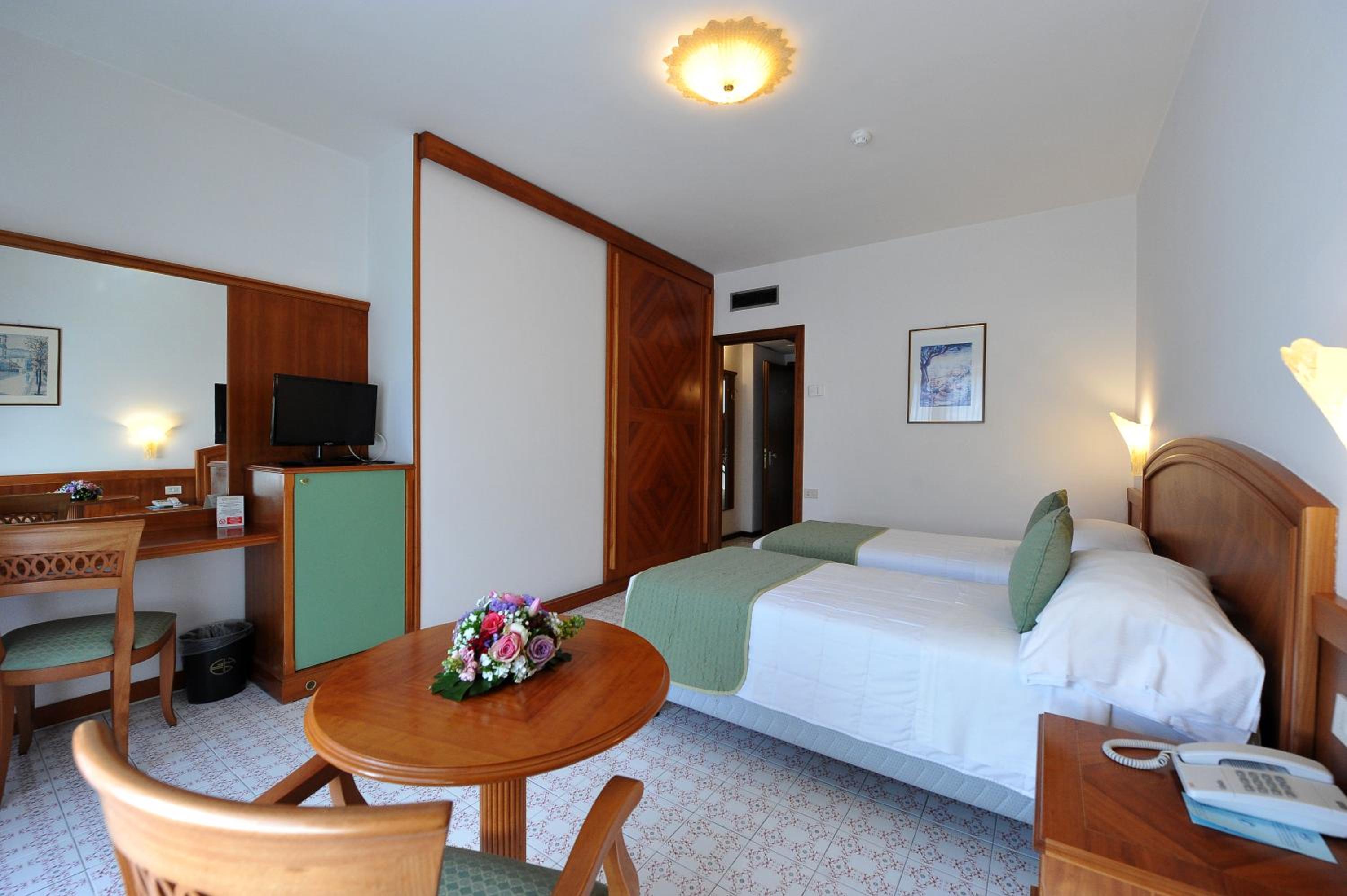 Classic Double or Twin Room - Photo 4