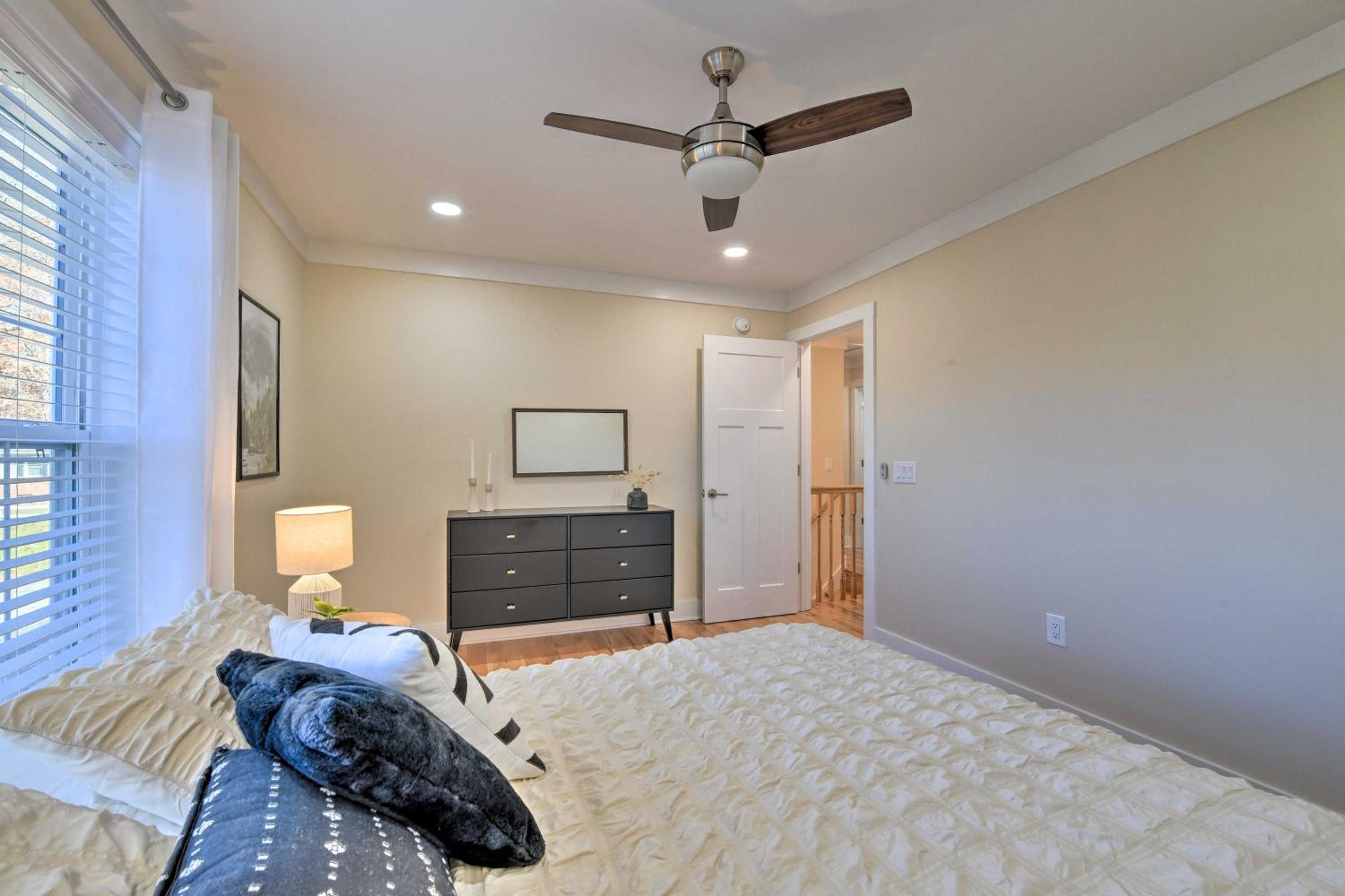 Five-Bedroom House photo 3