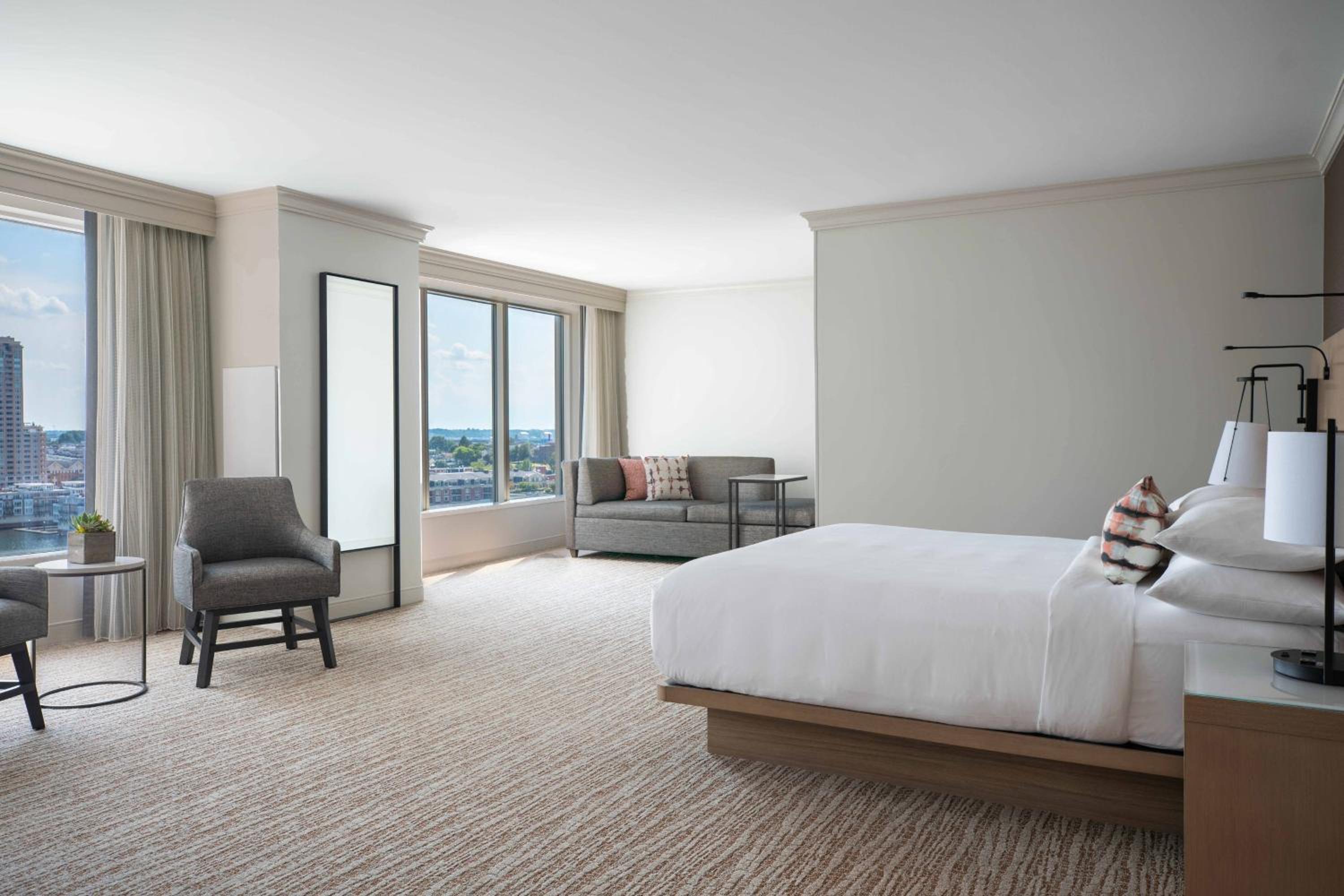 Deluxe King Room - Photo 7