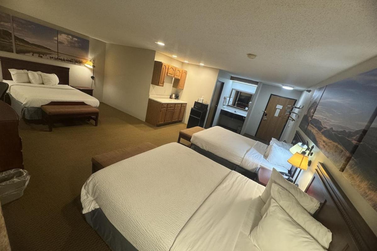 Studio Suite with Three Queen Beds - Non-Smoking - Photo 1