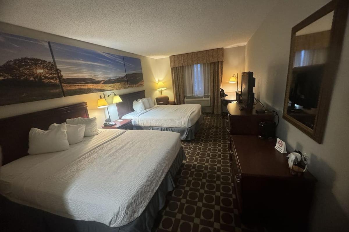 Queen Room with Two Queen Beds - Non-Smoking - Photo 2