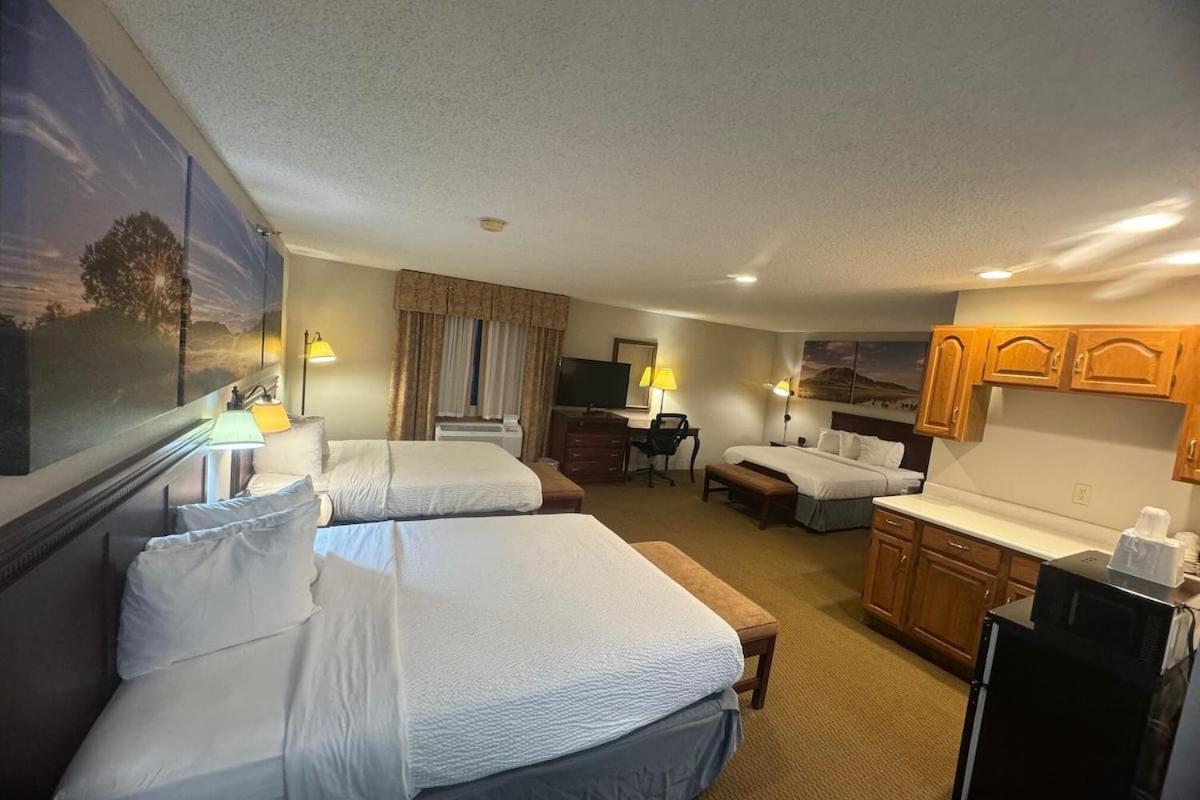 Studio Suite with Three Queen Beds - Non-Smoking - Photo 7