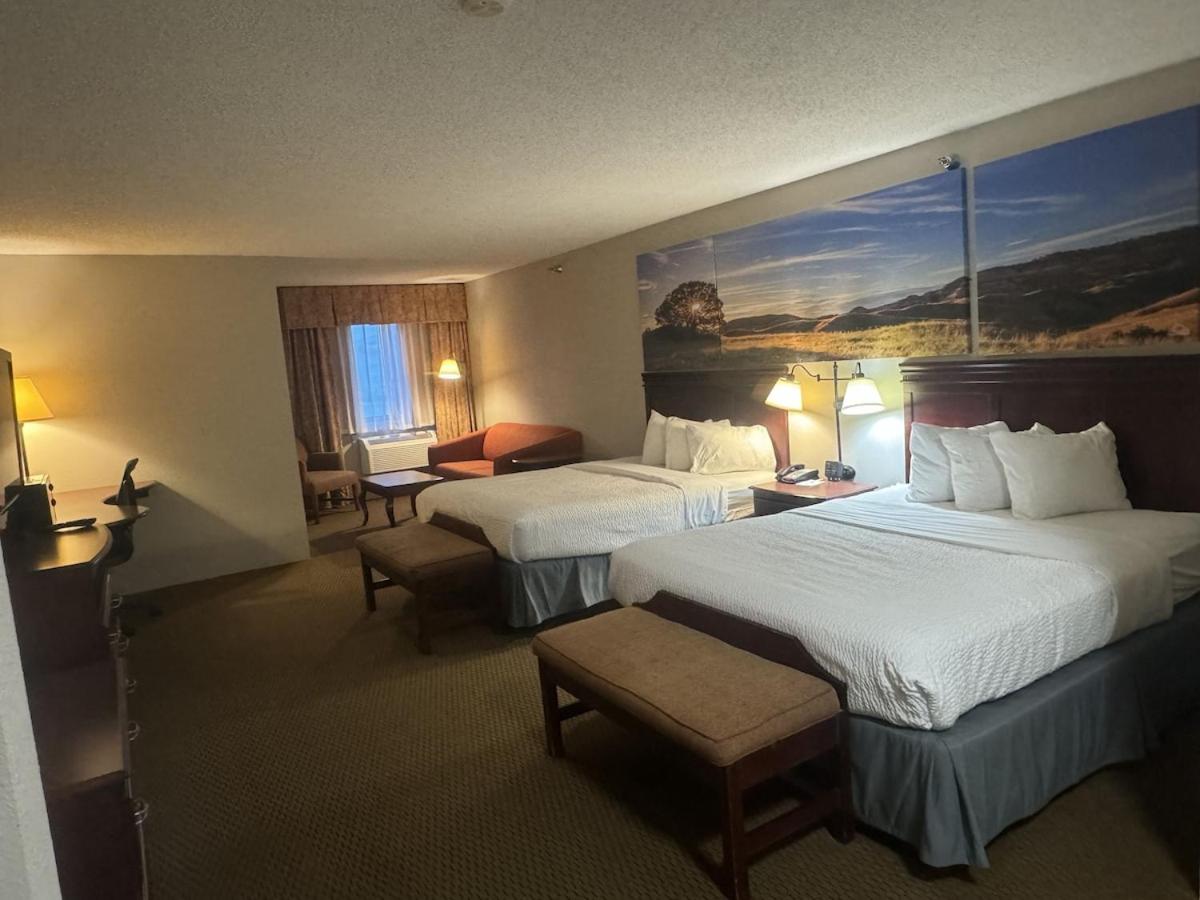 Studio Suite with Three Queen Beds - Non-Smoking - Photo 8
