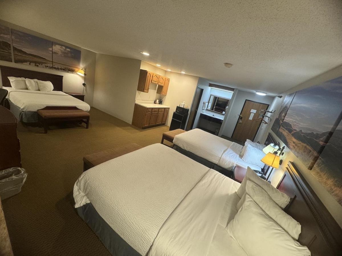 Studio Suite with Three Queen Beds - Non-Smoking - Photo 5