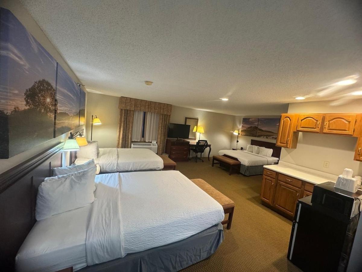 Studio Suite with Three Queen Beds - Non-Smoking - Photo 3