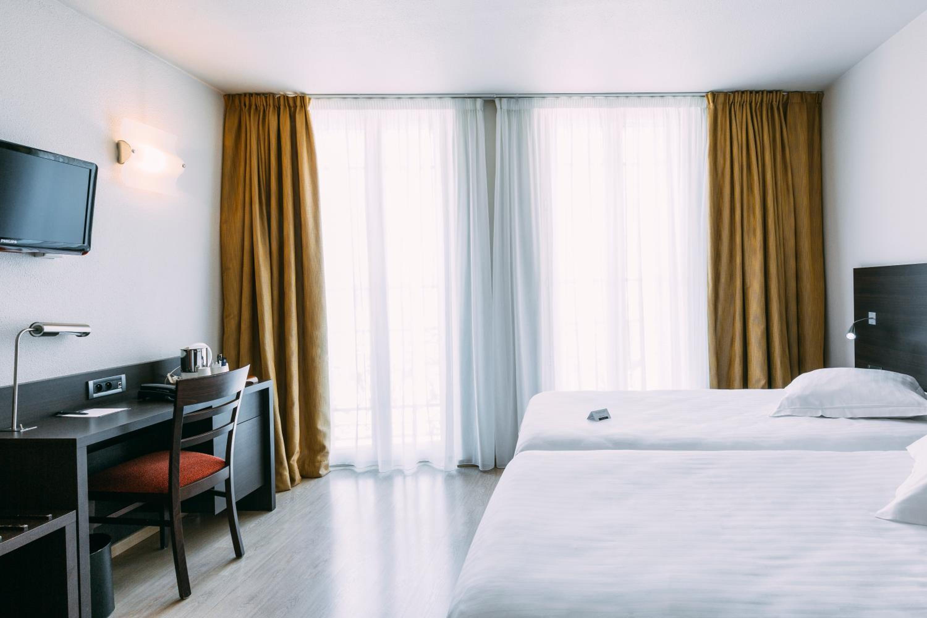 Deluxe Twin Room with Old Port Side View photo 1