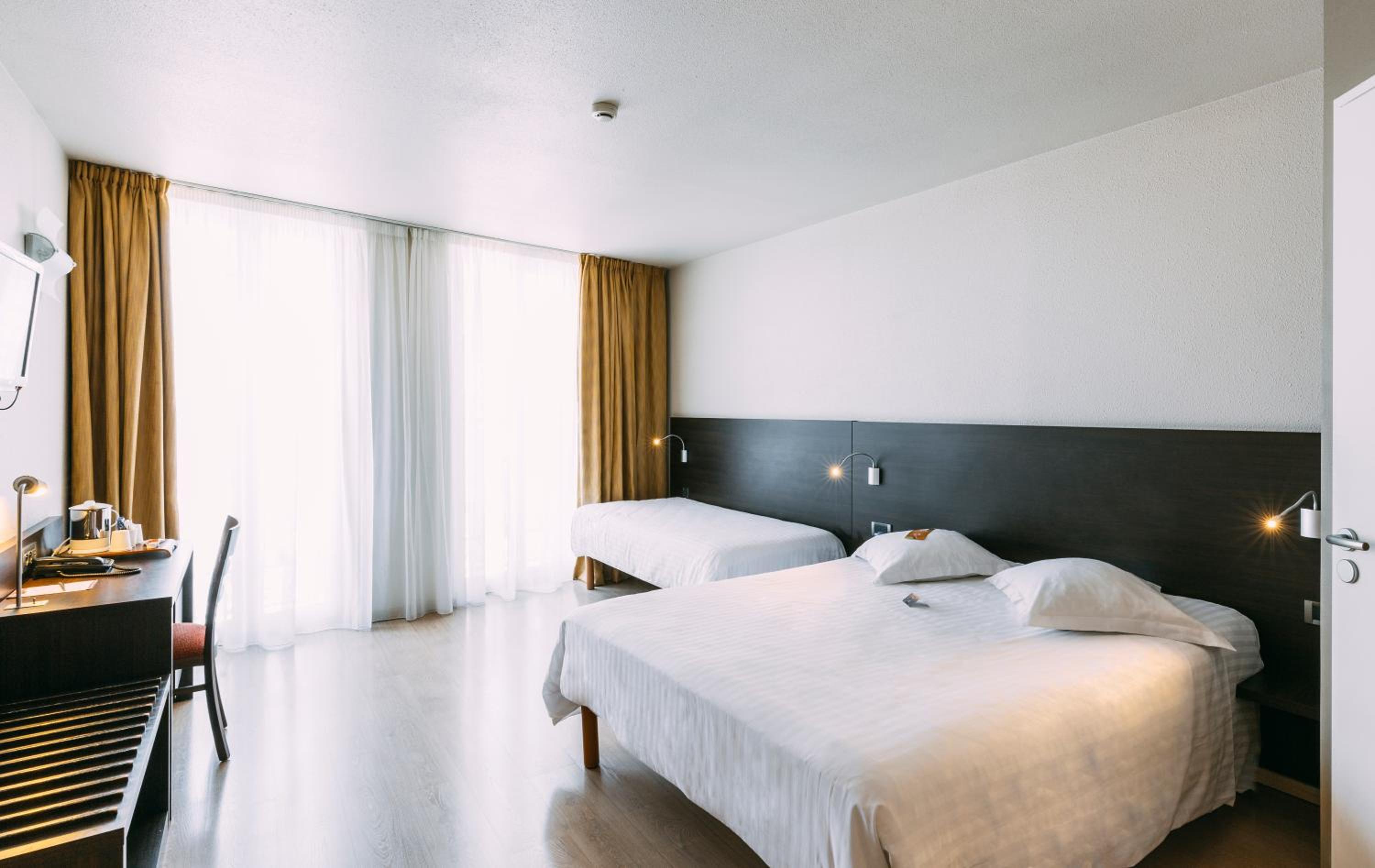 Deluxe Triple Room with Old Port Side View photo 1