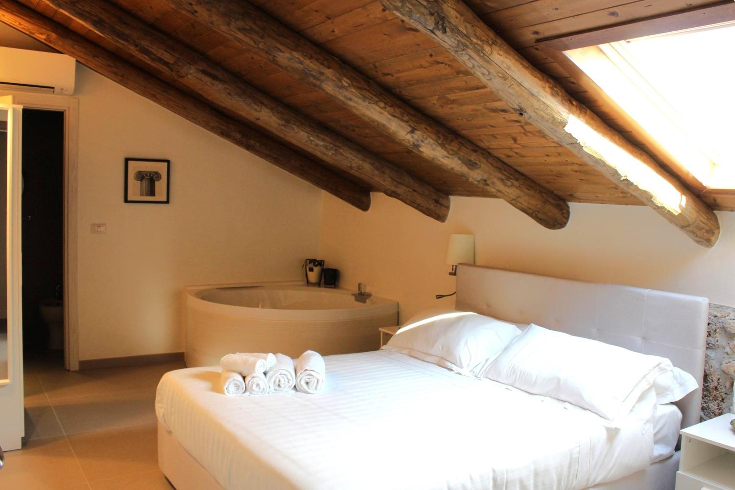 Double Room with Spa Bath - Photo 9