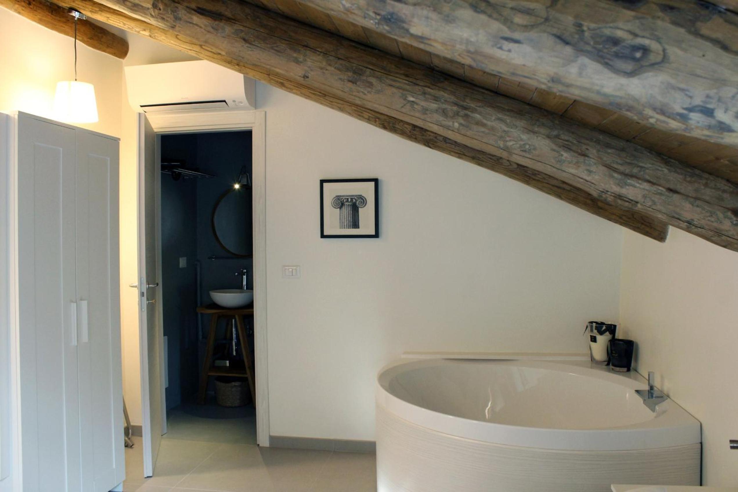 Double Room with Spa Bath - Photo 2
