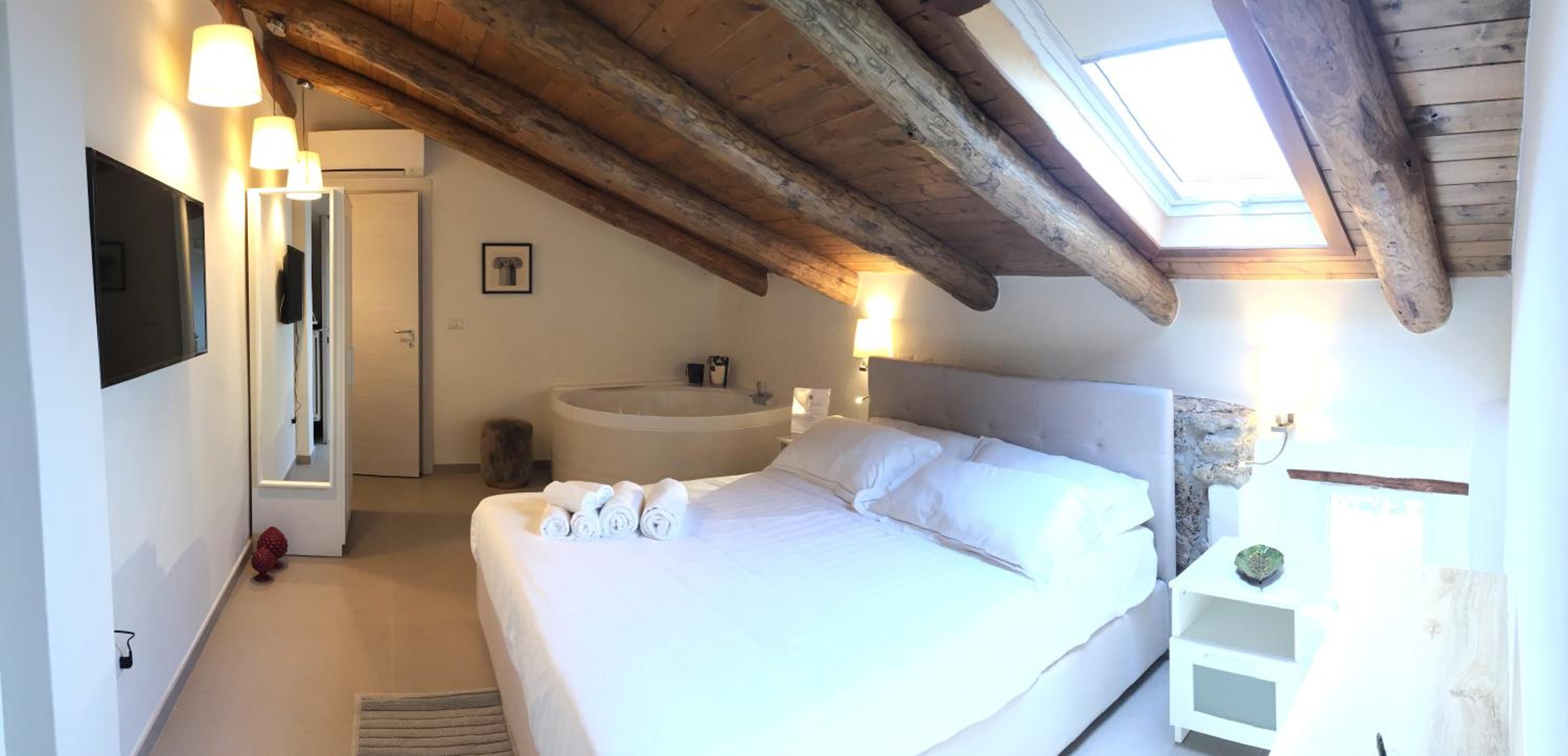 Double Room with Spa Bath - Photo 13