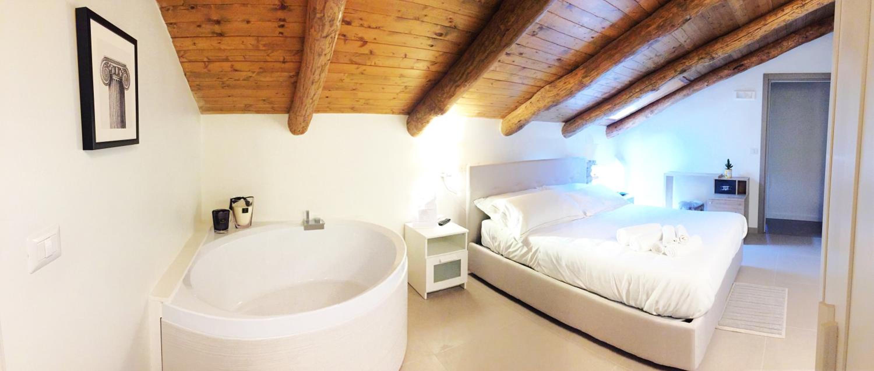 Double Room with Spa Bath - Photo 10