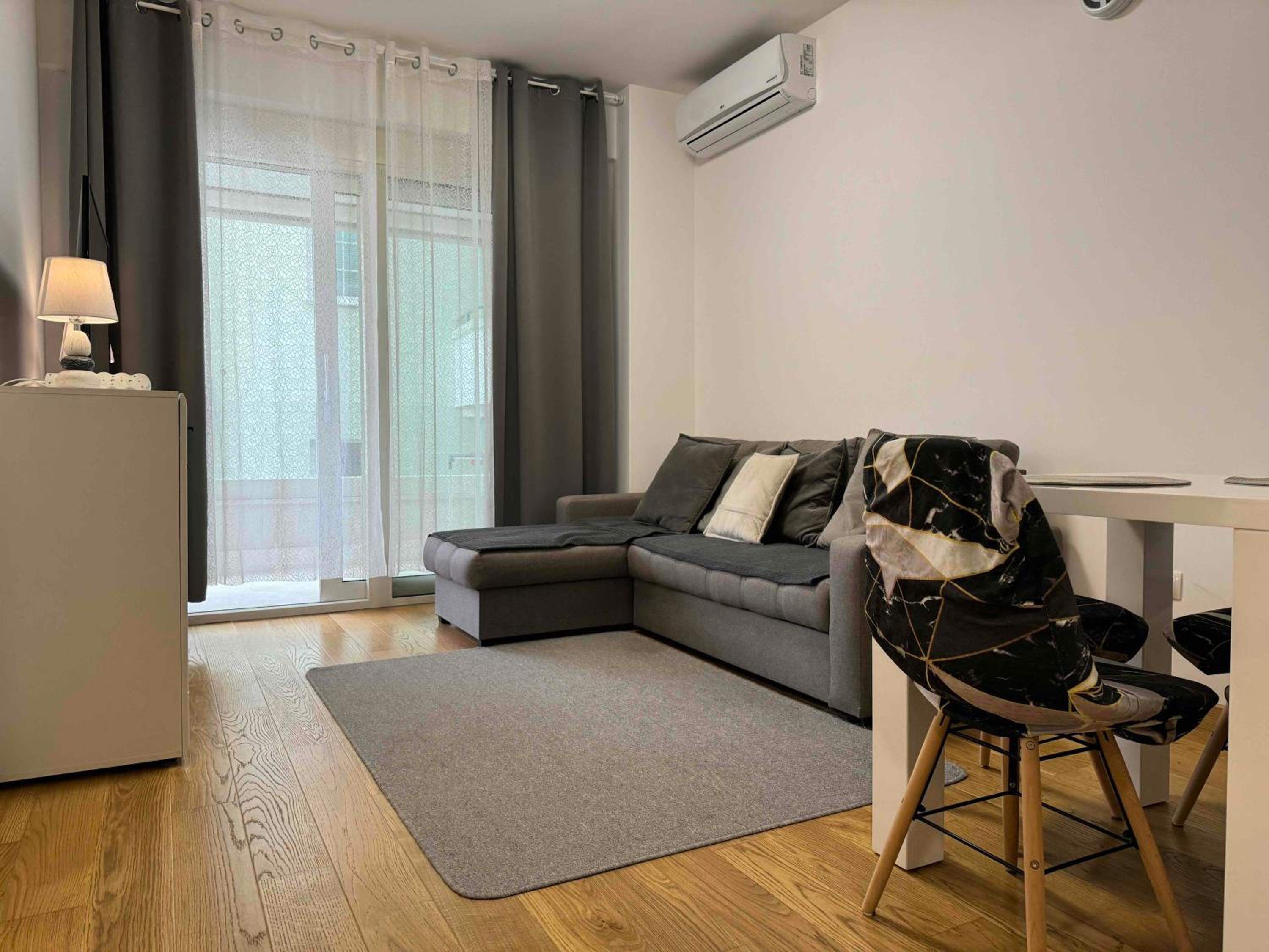 One-Bedroom Apartment photo 1