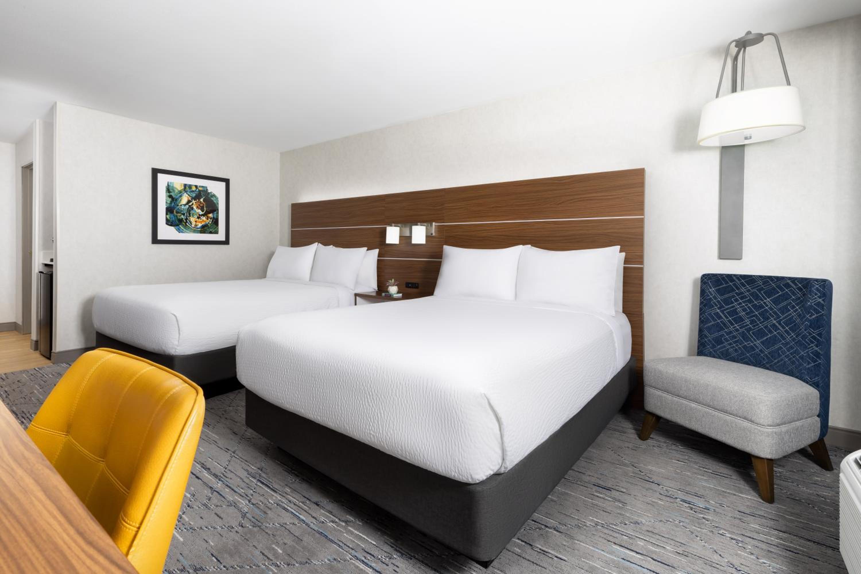 Standard Room with Two Queen Beds - Photo 6