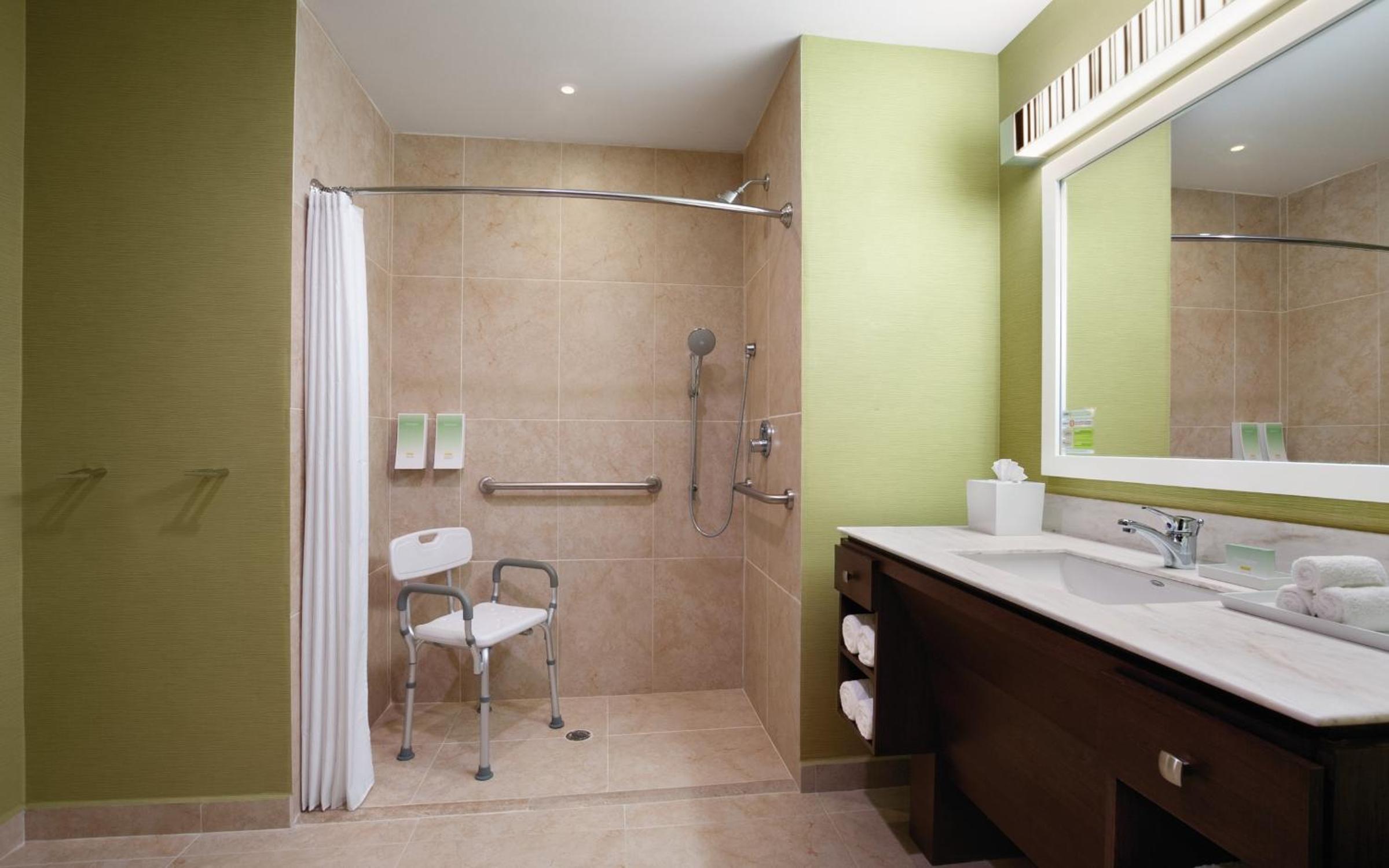 Queen Suite with Roll-In Shower - Mobility Access