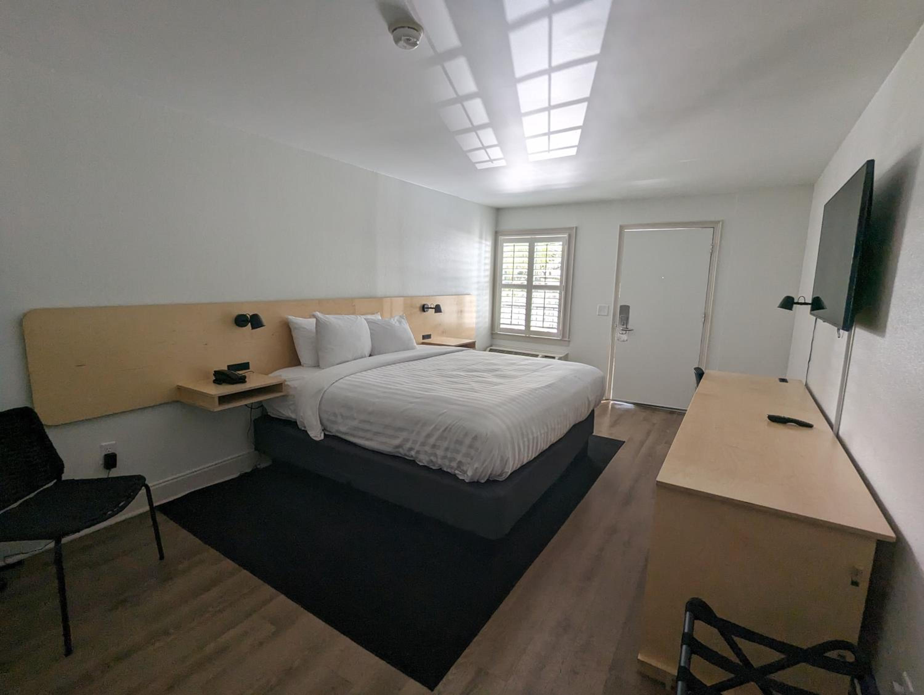 1 King Bed  photo 1