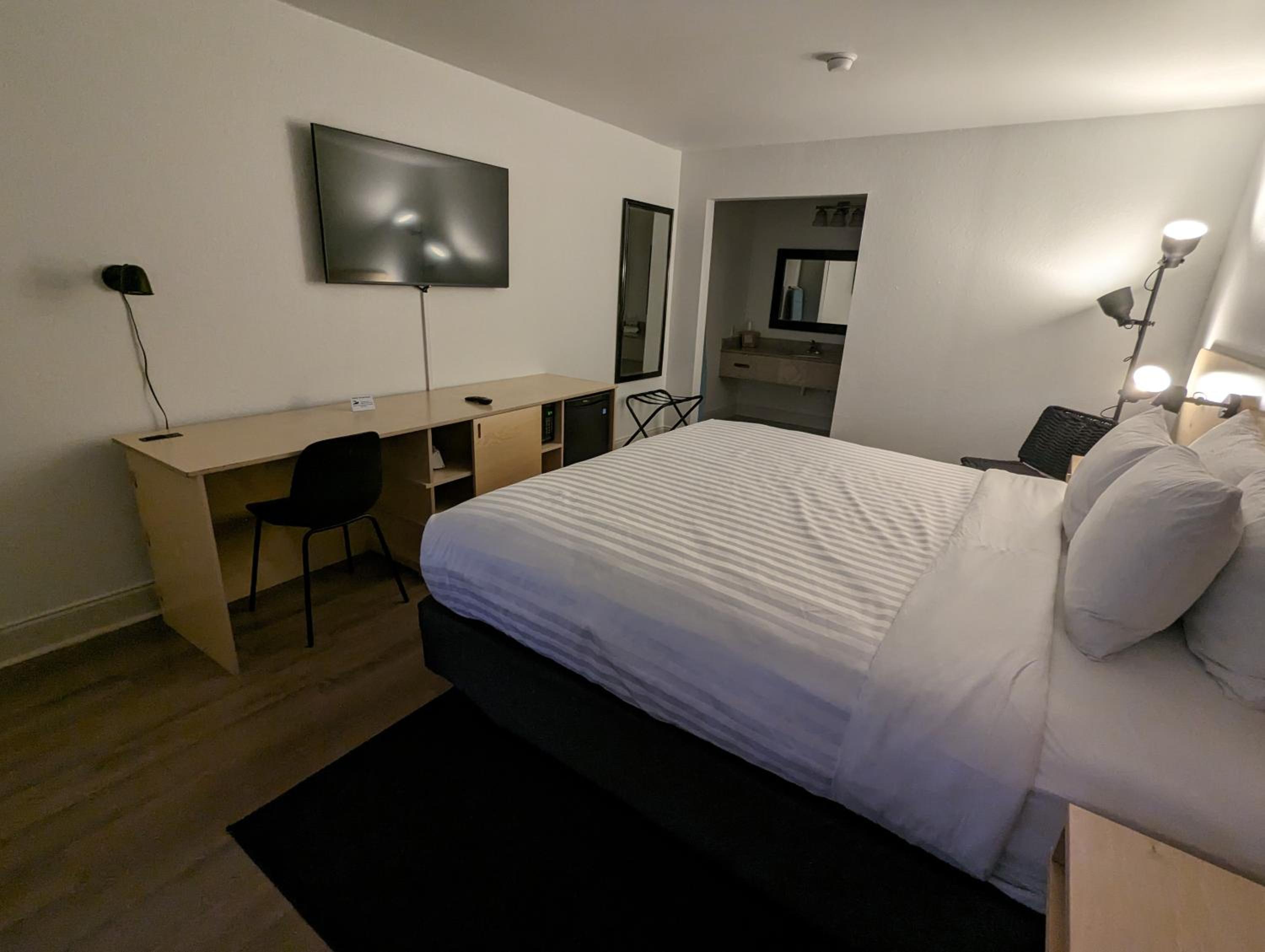 1 King Bed  photo 3
