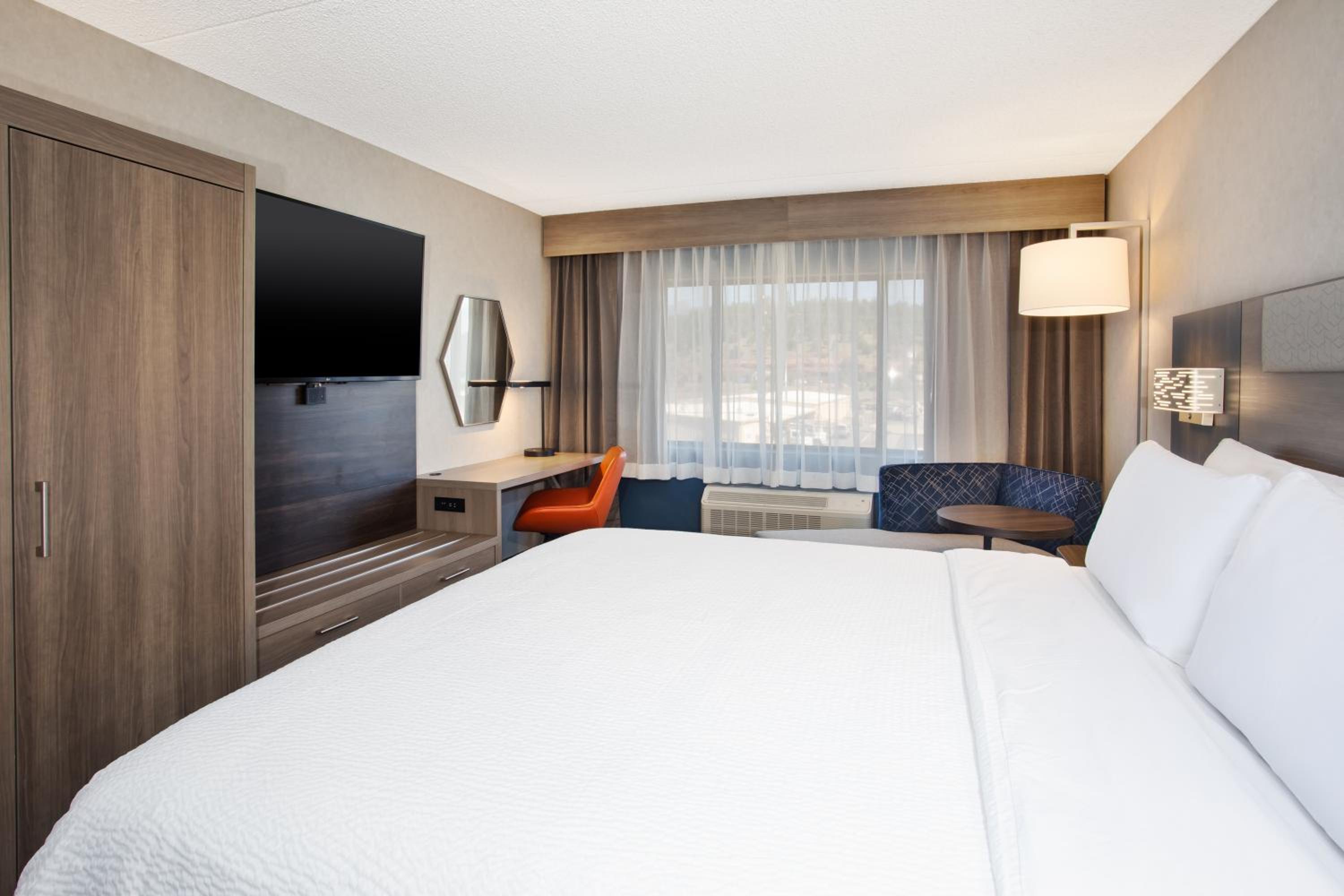 Standard Queen Room with Roll In Shower - Mobility Accessible - Photo 2