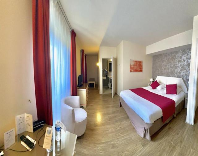 Comfort Queen Room - Photo 2