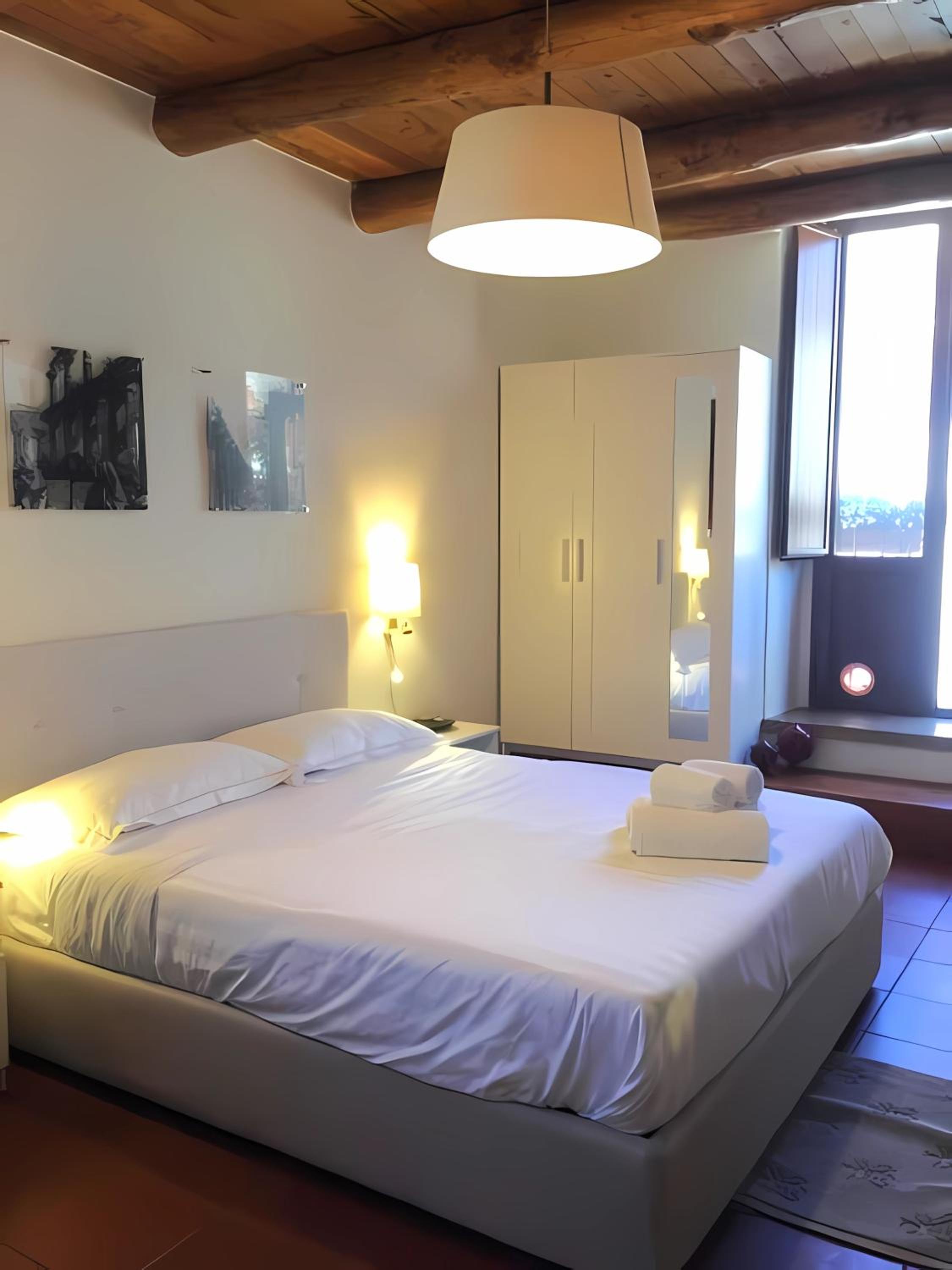 Double Room with Balcony - Photo 3