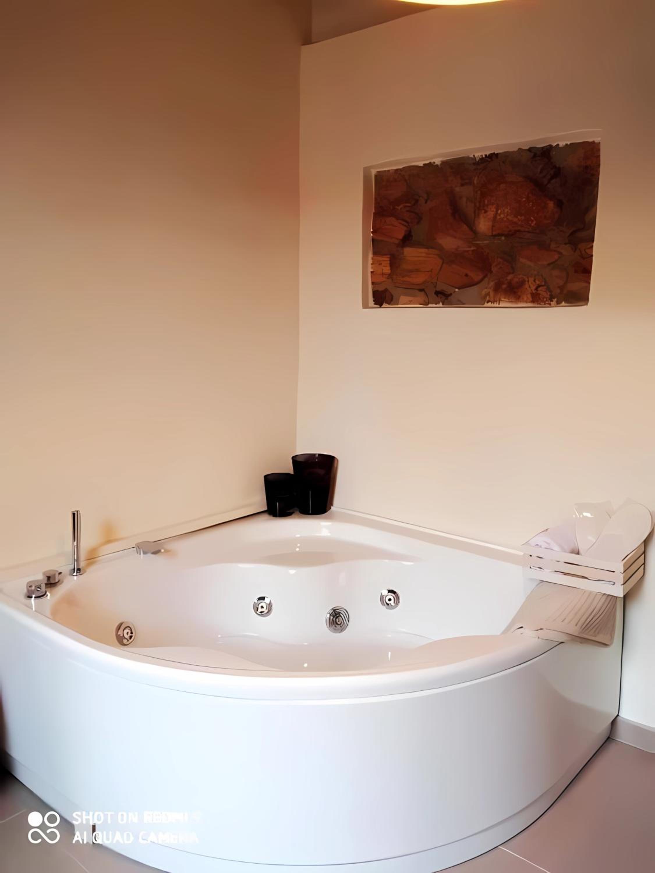 King Room with Spa Bath - Photo 5