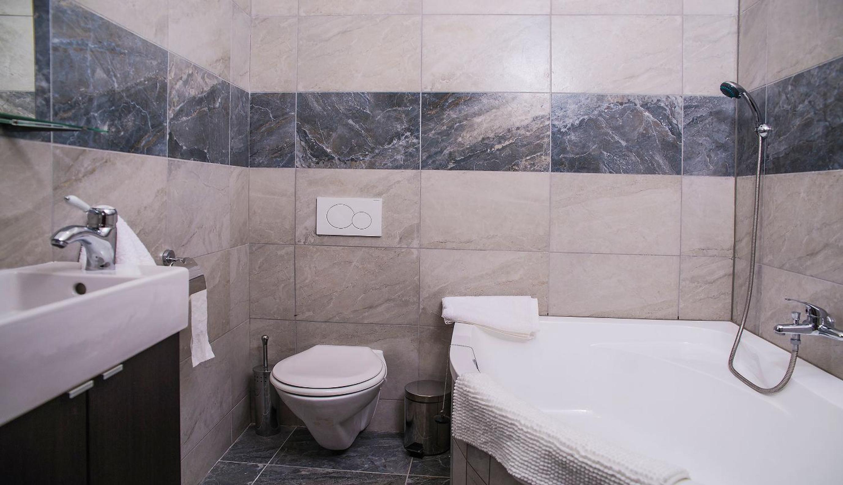 Double Room with Bath - Photo 4