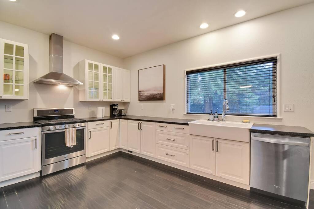 Three-Bedroom House photo 3