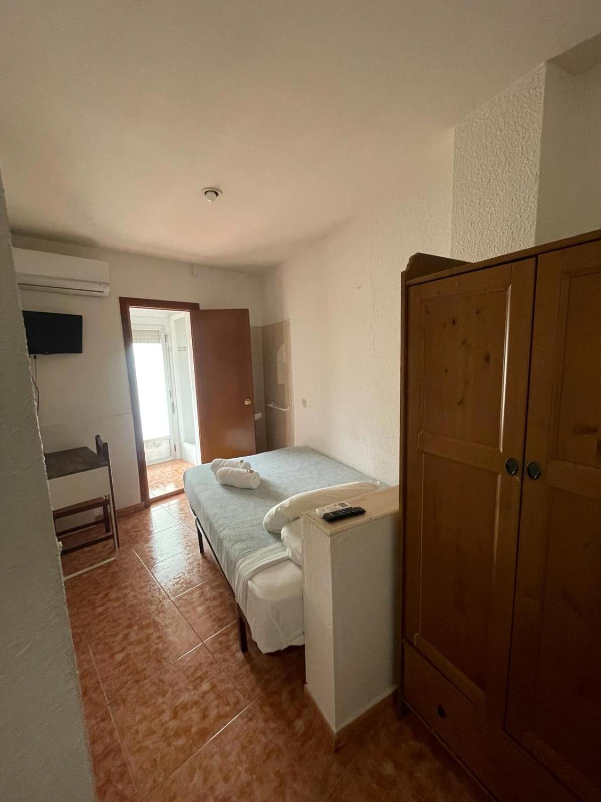 Single Room with Bathroom photo 2