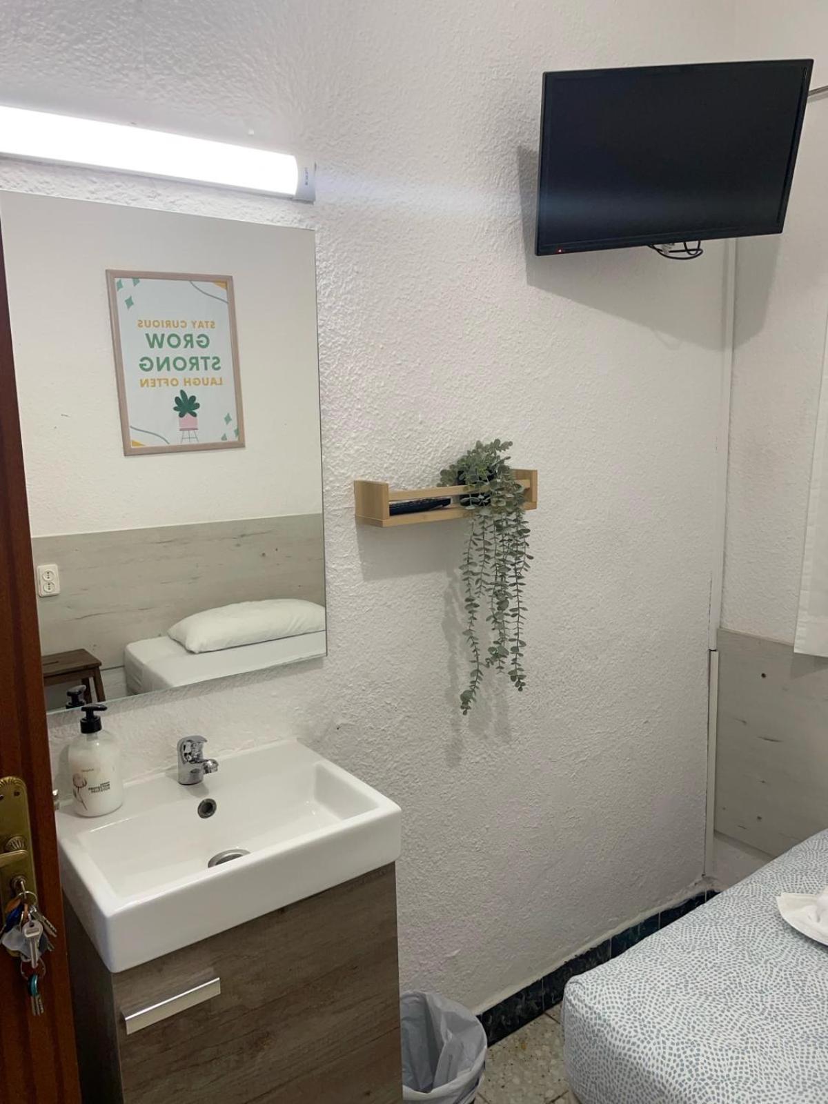 Single Room with Shared Bathroom photo 2