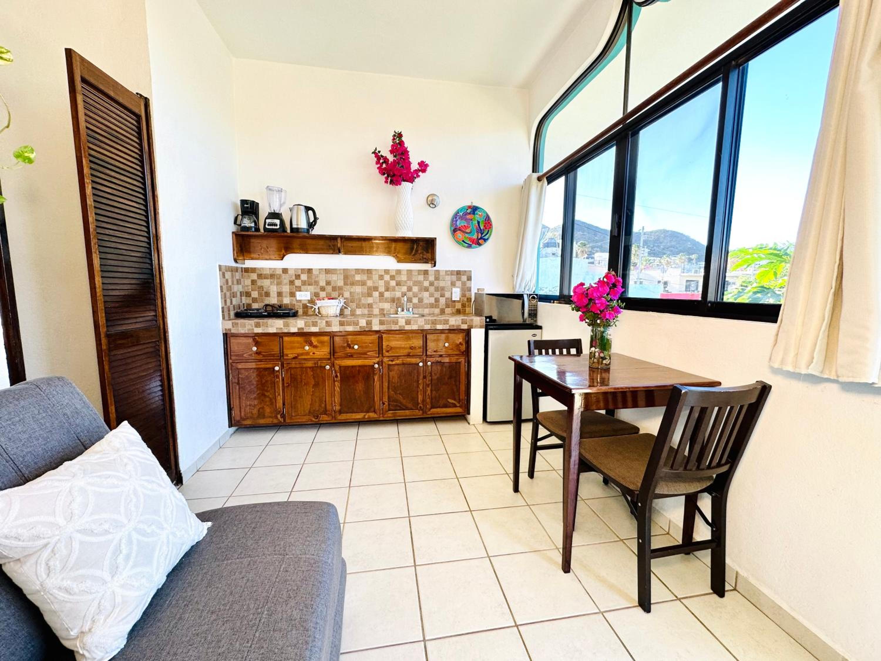 One-Bedroom Apartment - Photo 3