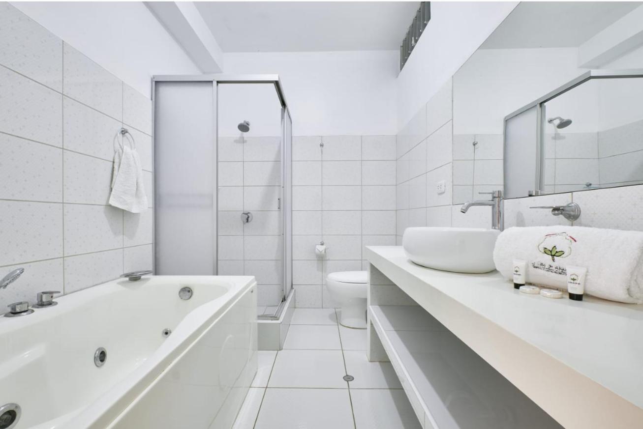 Deluxe King Suite photo 3