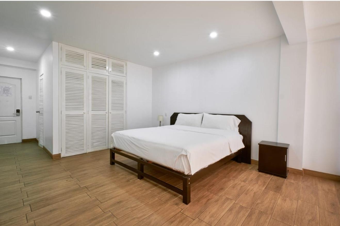 Deluxe King Suite photo 2