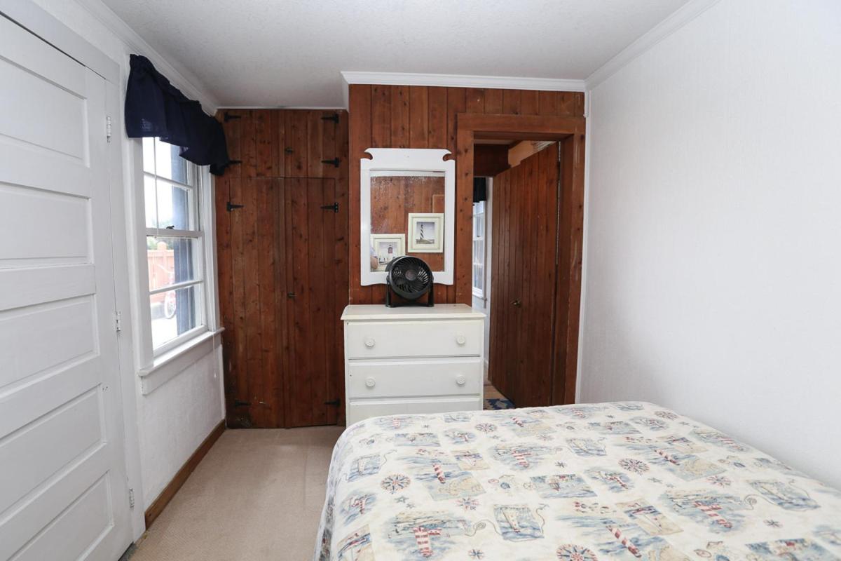 Five-Bedroom House photo 3
