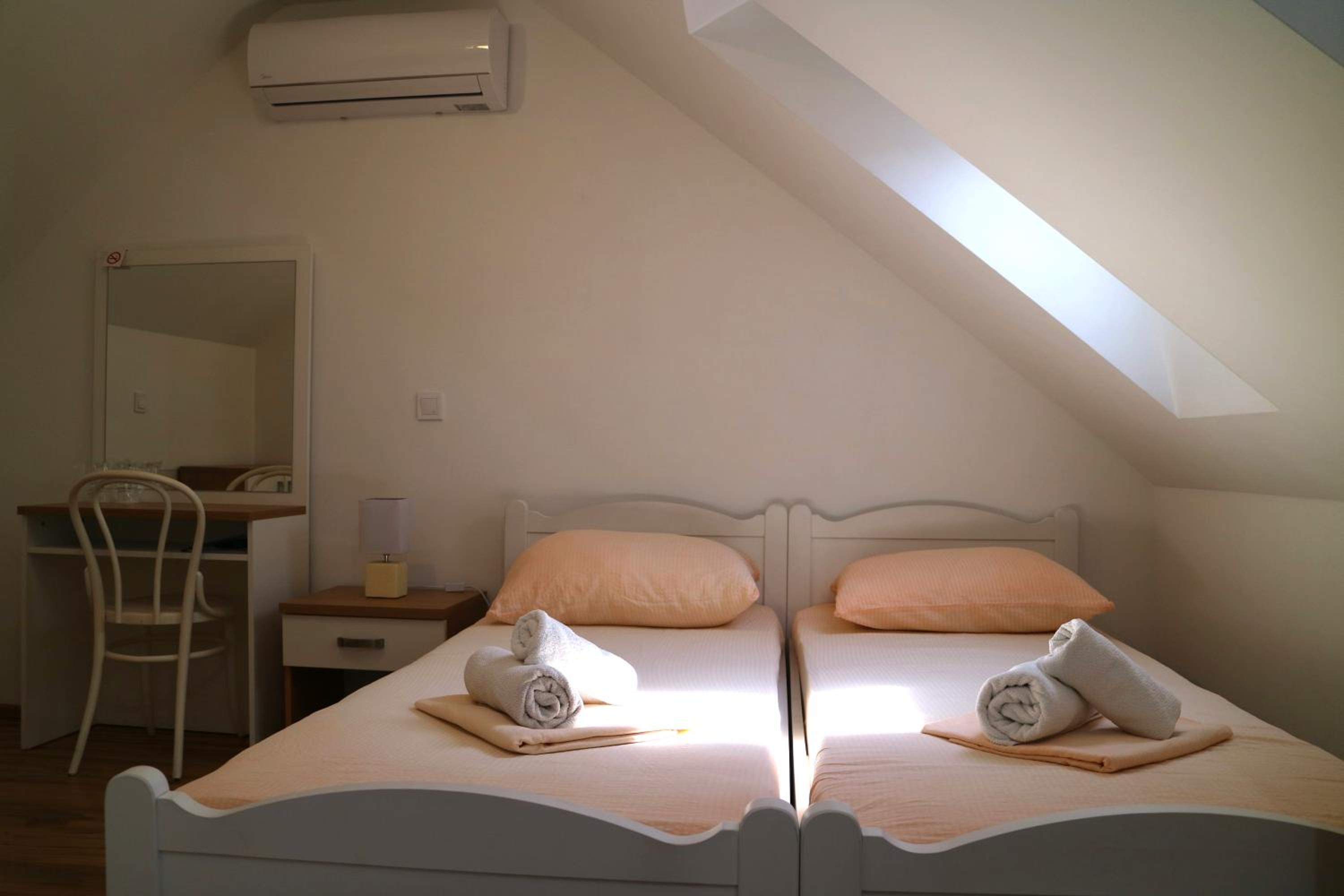 Deluxe Double or Twin Room - Photo 8