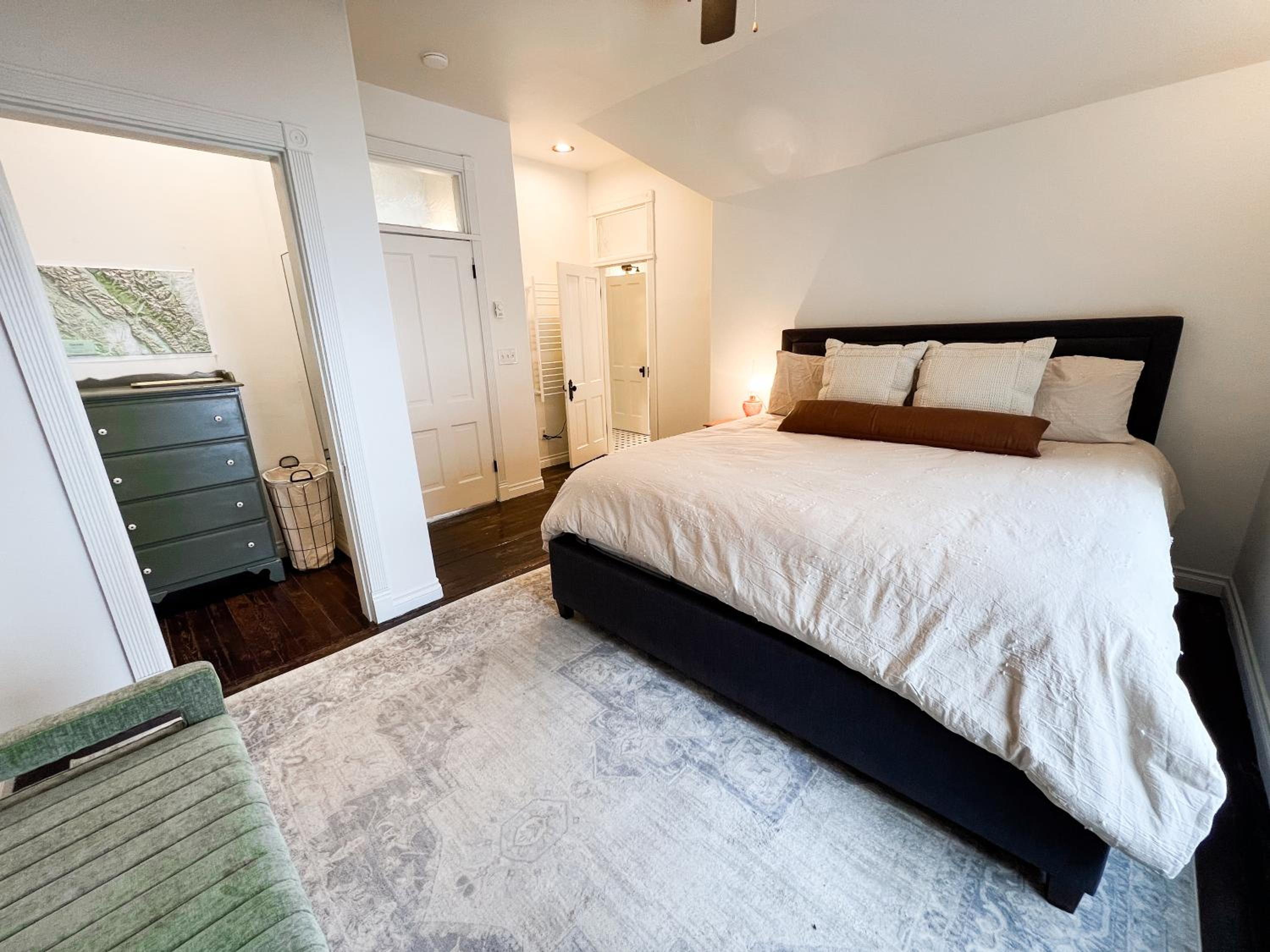 Four-Bedroom House photo 3