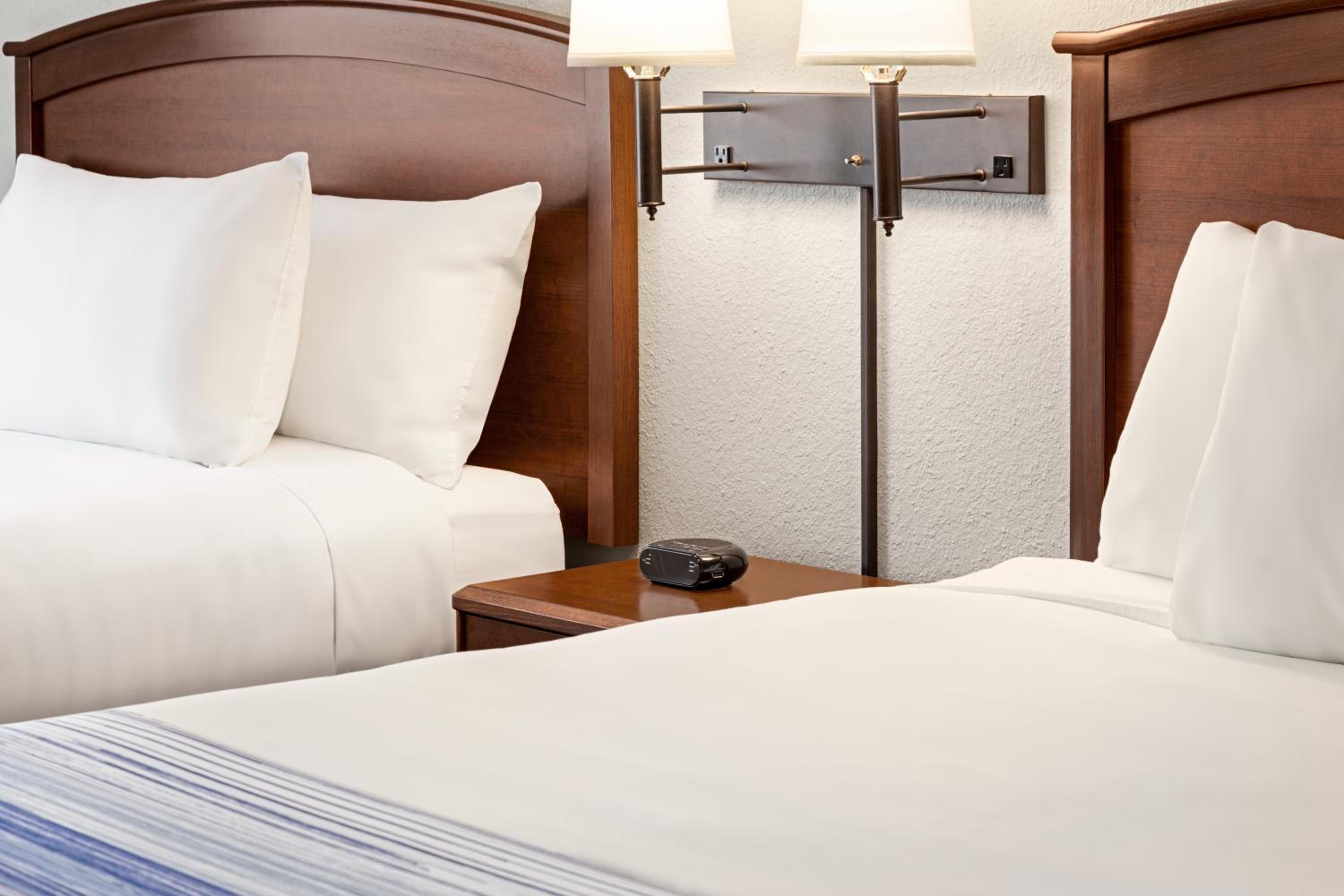 Queen Room with Two Queen Beds - Non-Smoking - Photo 2