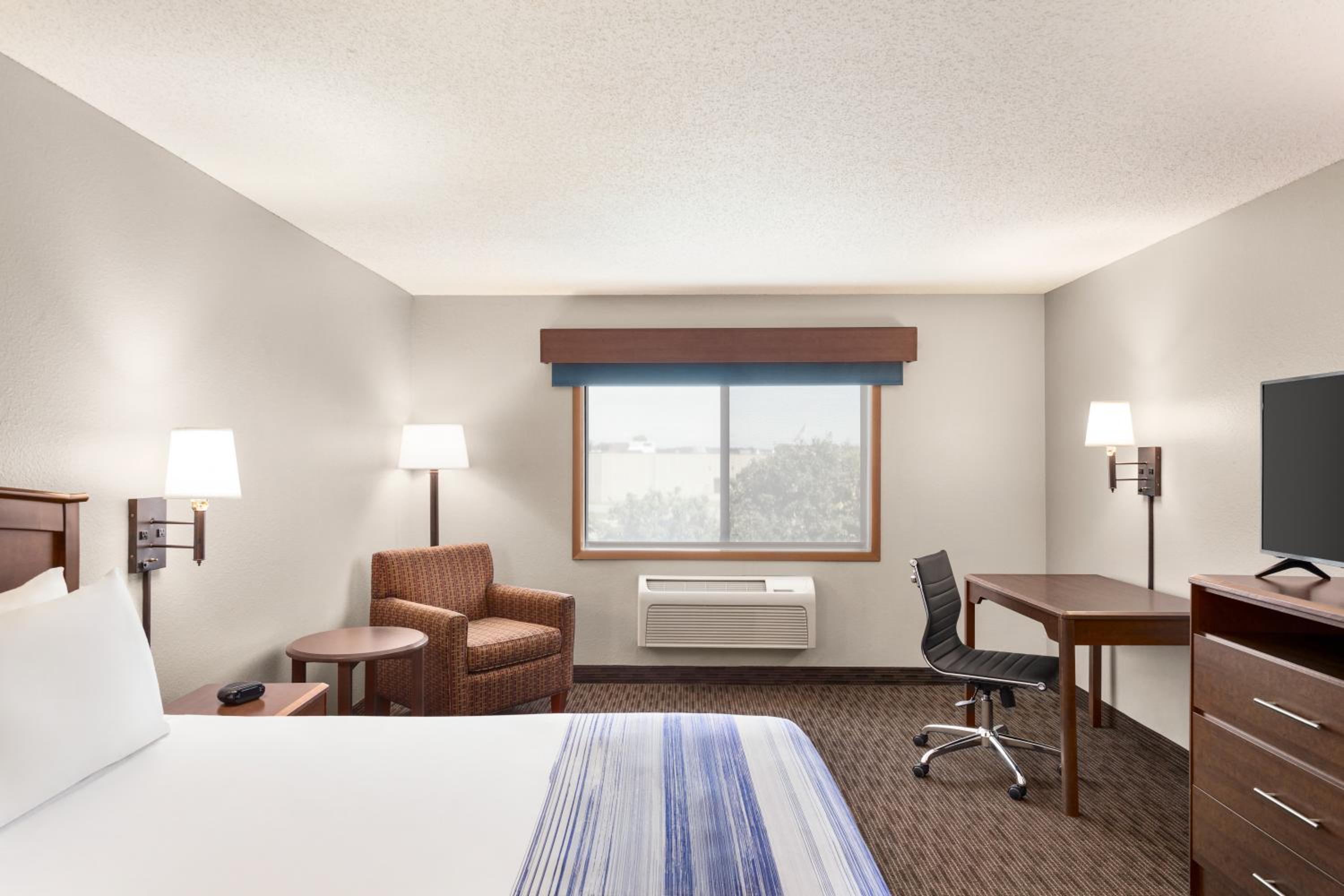 King Room - Non-Smoking - Photo 1