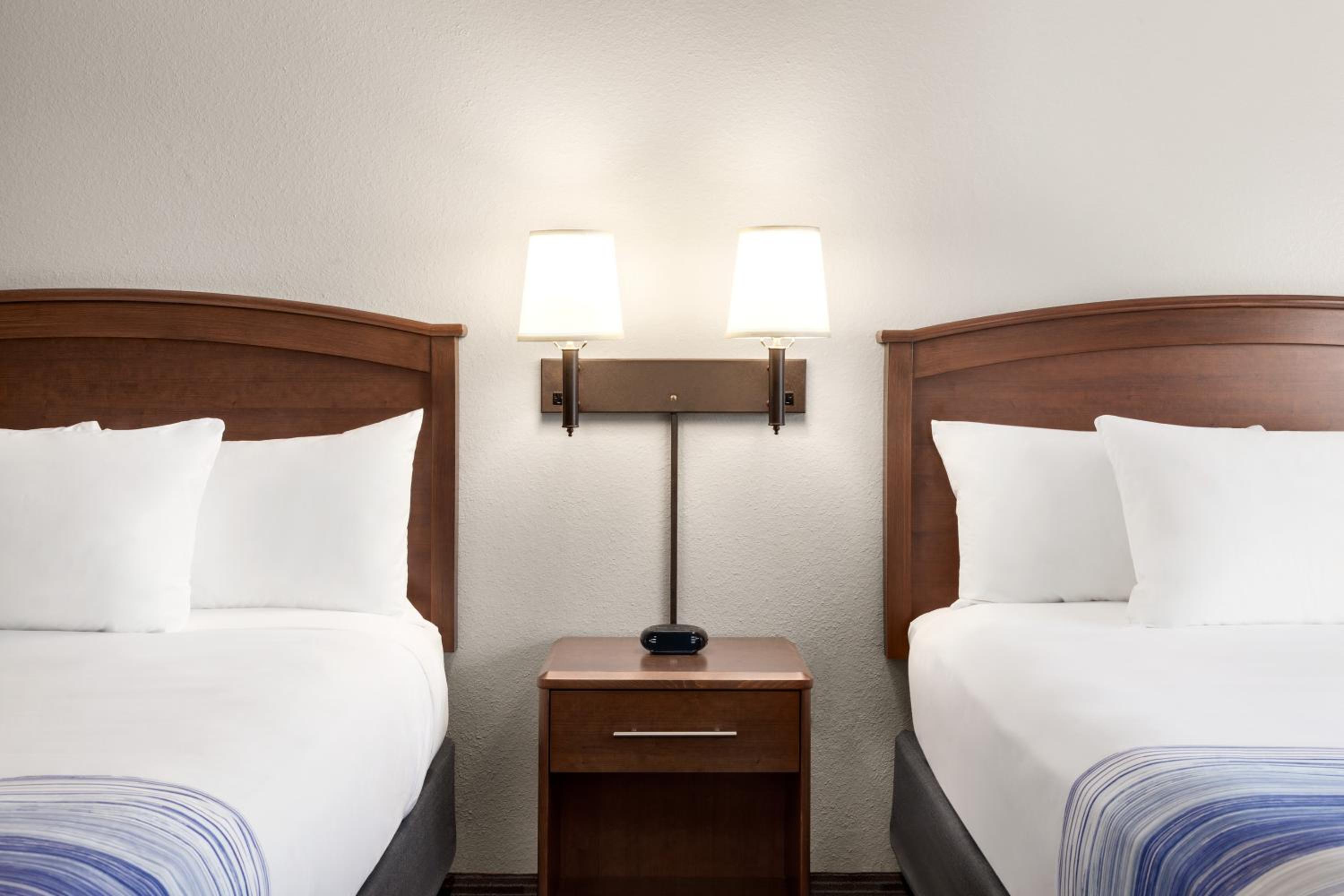 Queen Room with Two Queen Beds - Mobility Access/Non-Smoking - Photo 5