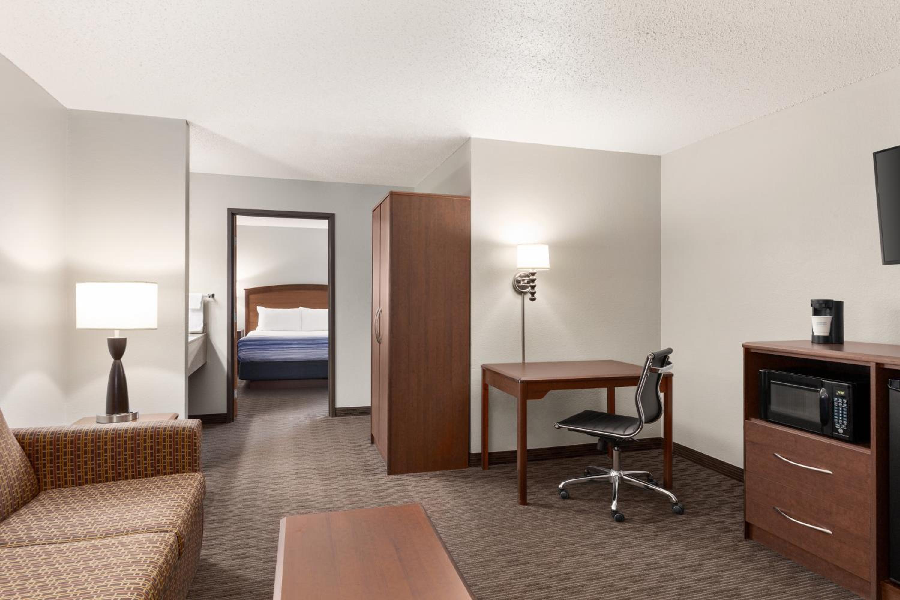 King Suite - Non-Smoking - Photo 3