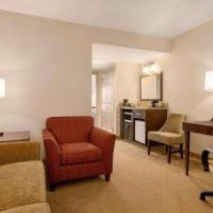One-Bedroom Queen Suite with Two Queen Beds - Non-Smoking - Photo 3
