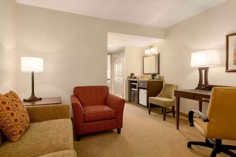 One-Bedroom Queen Suite with Two Queen Beds - Non-Smoking - Photo 1